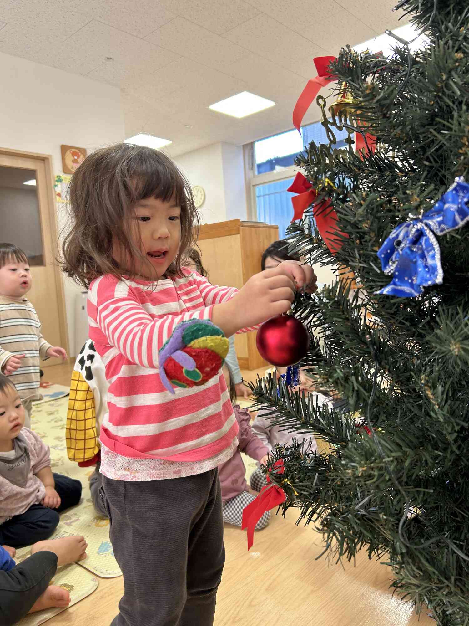 2歳児うさぎ組のお姉さんには赤色が人気でしたよ！