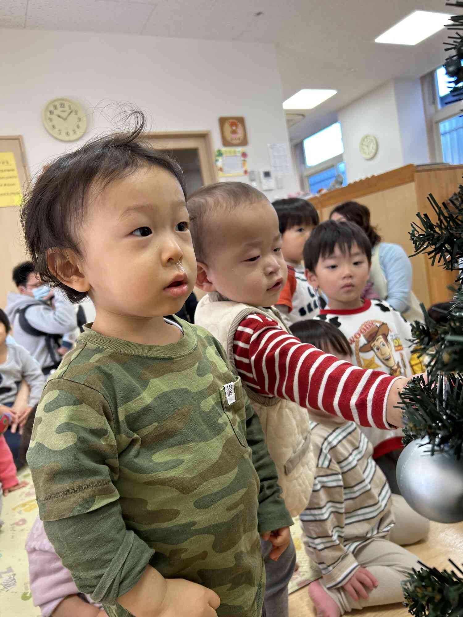 1歳児あひる組さんはオーナメントが気になって、待ちきれない様子！