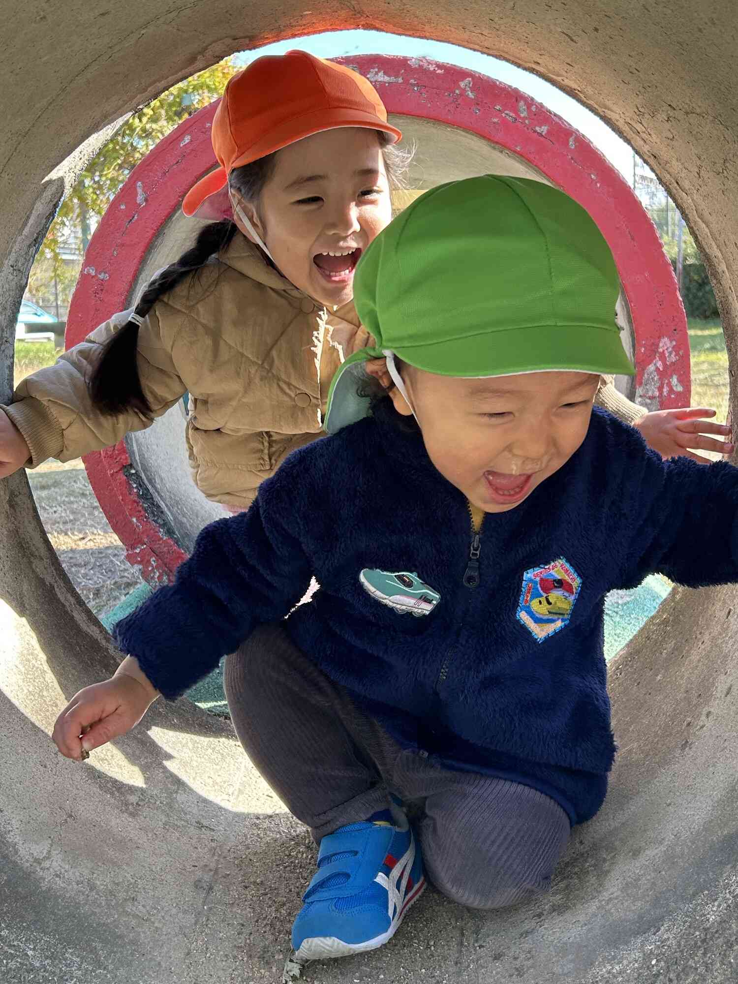 トンネルで追いかけっこ！まてまて～！最高の笑顔です！