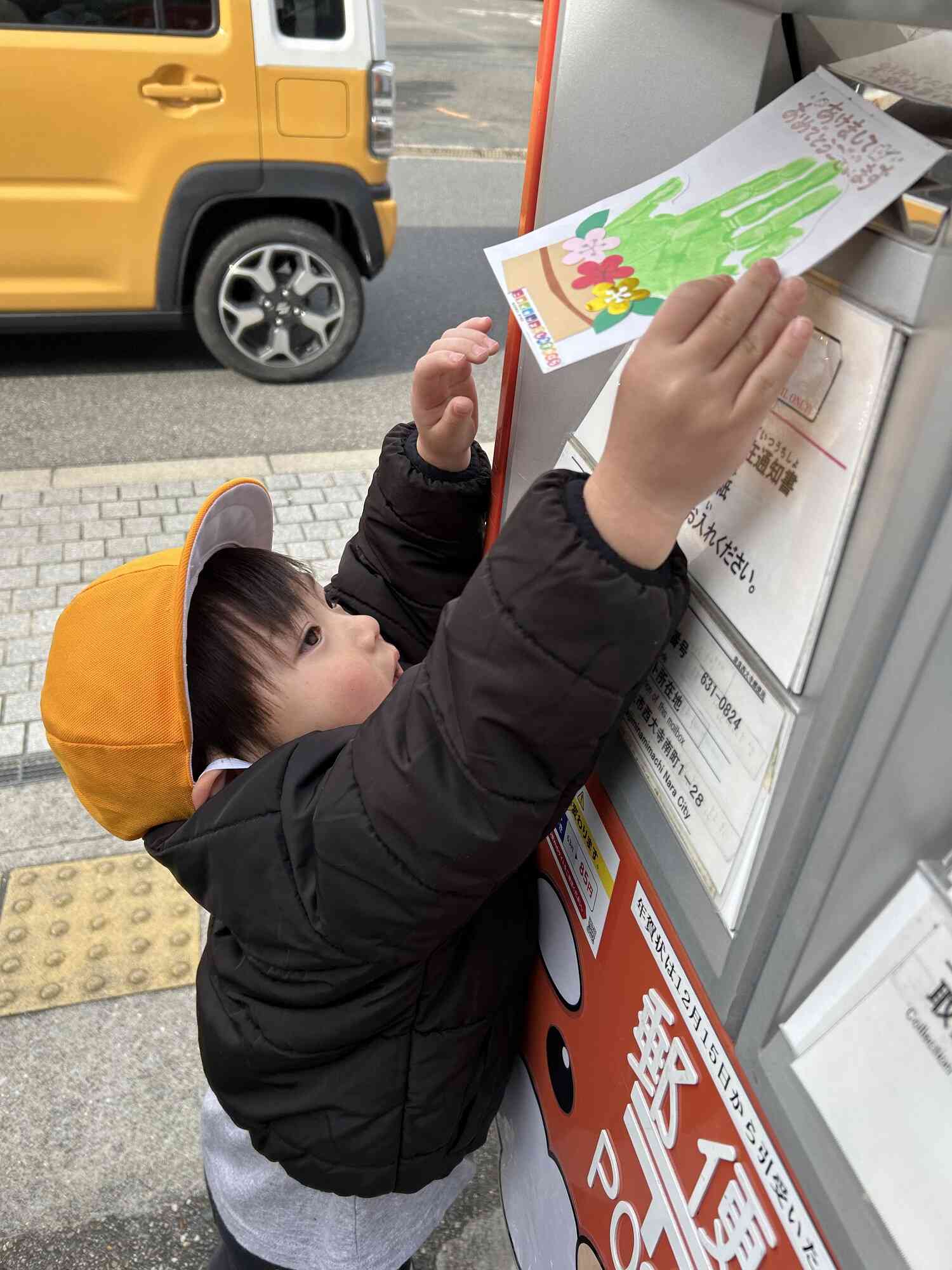 うさぎ組さんは自分で年賀状をポストに投函しましたよ！