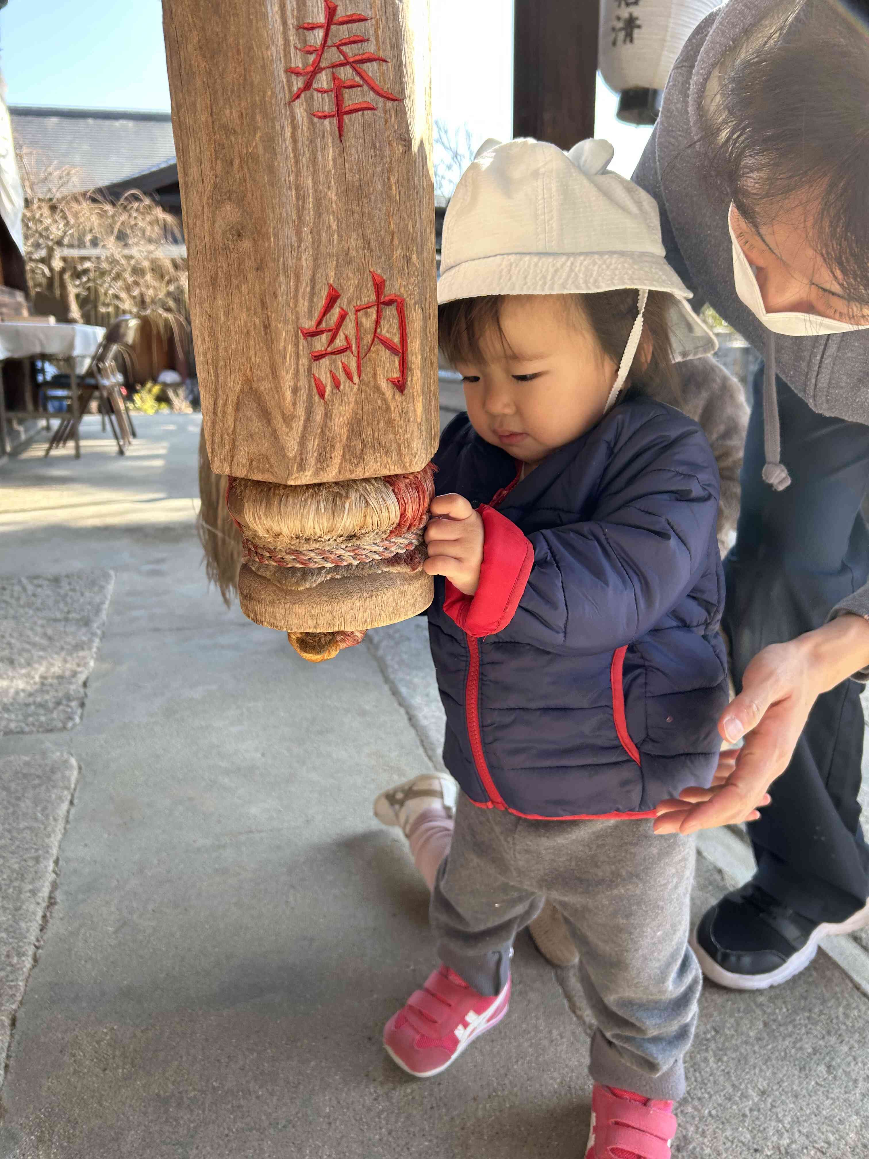 ひよこ組さんも鈴を鳴らしてみたよ