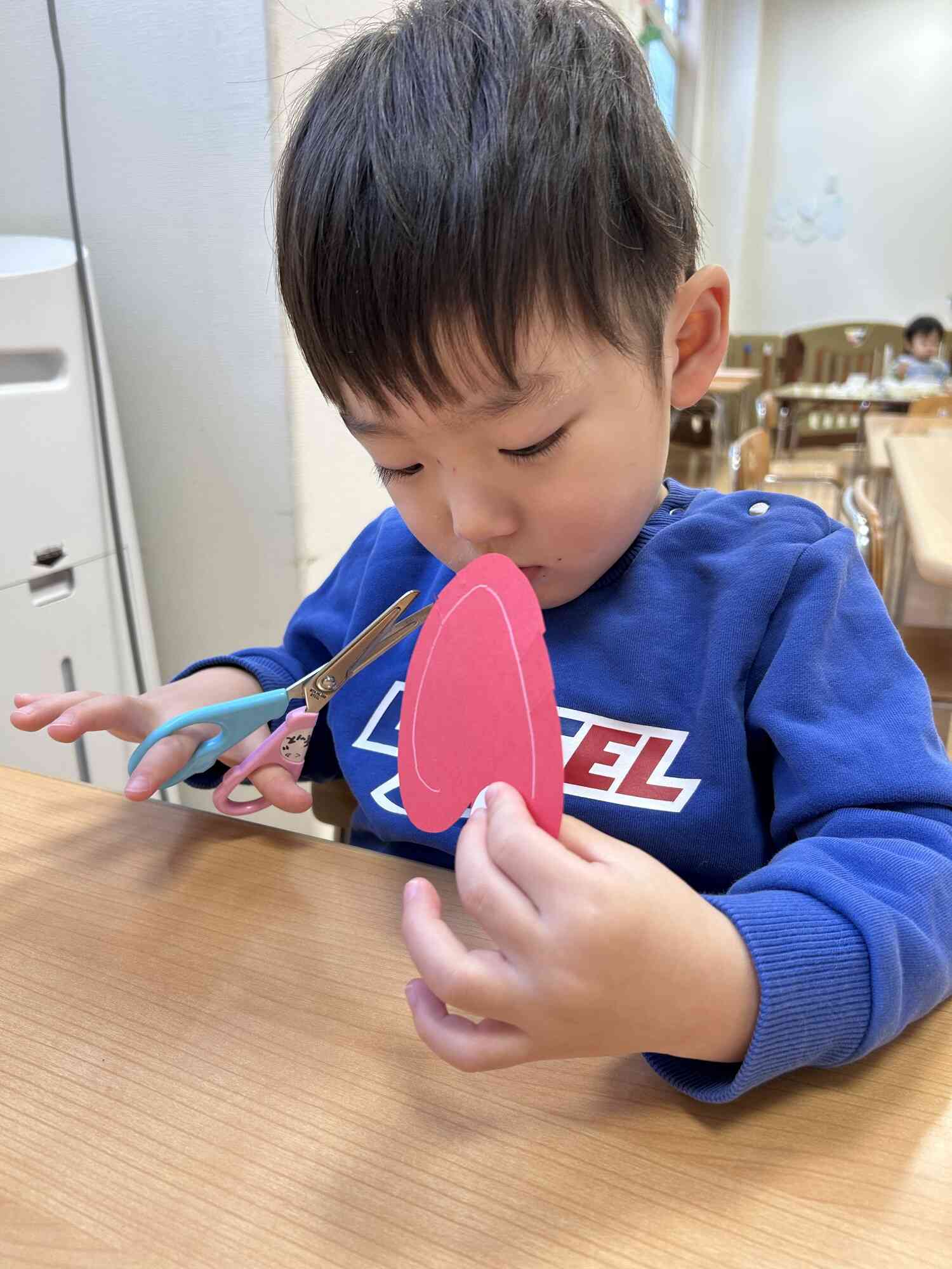 タコはハサミでチョキチョキ