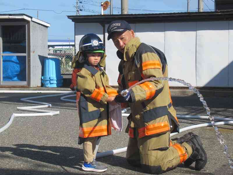 緊張した顔をしています