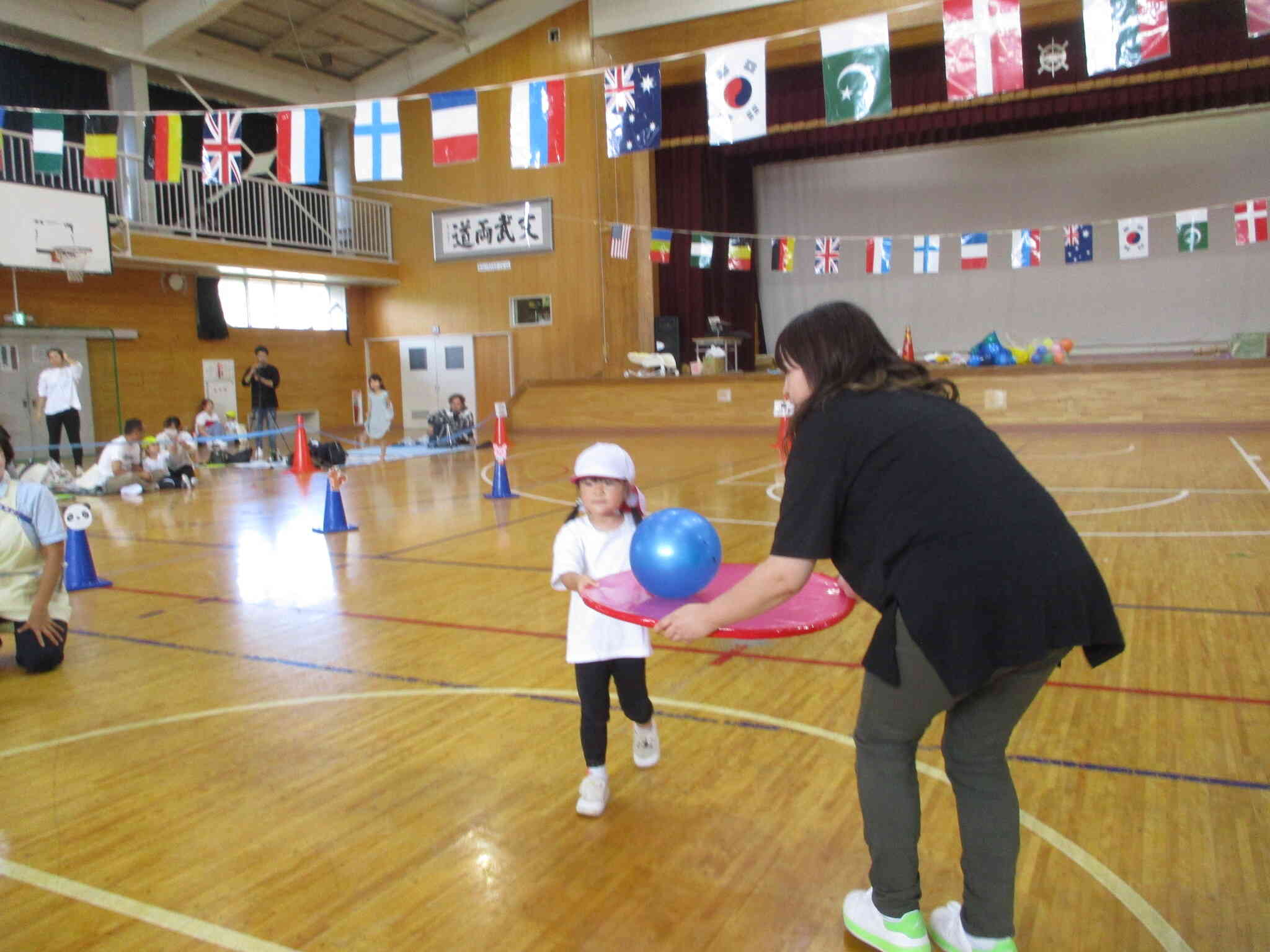 親子でボール運び