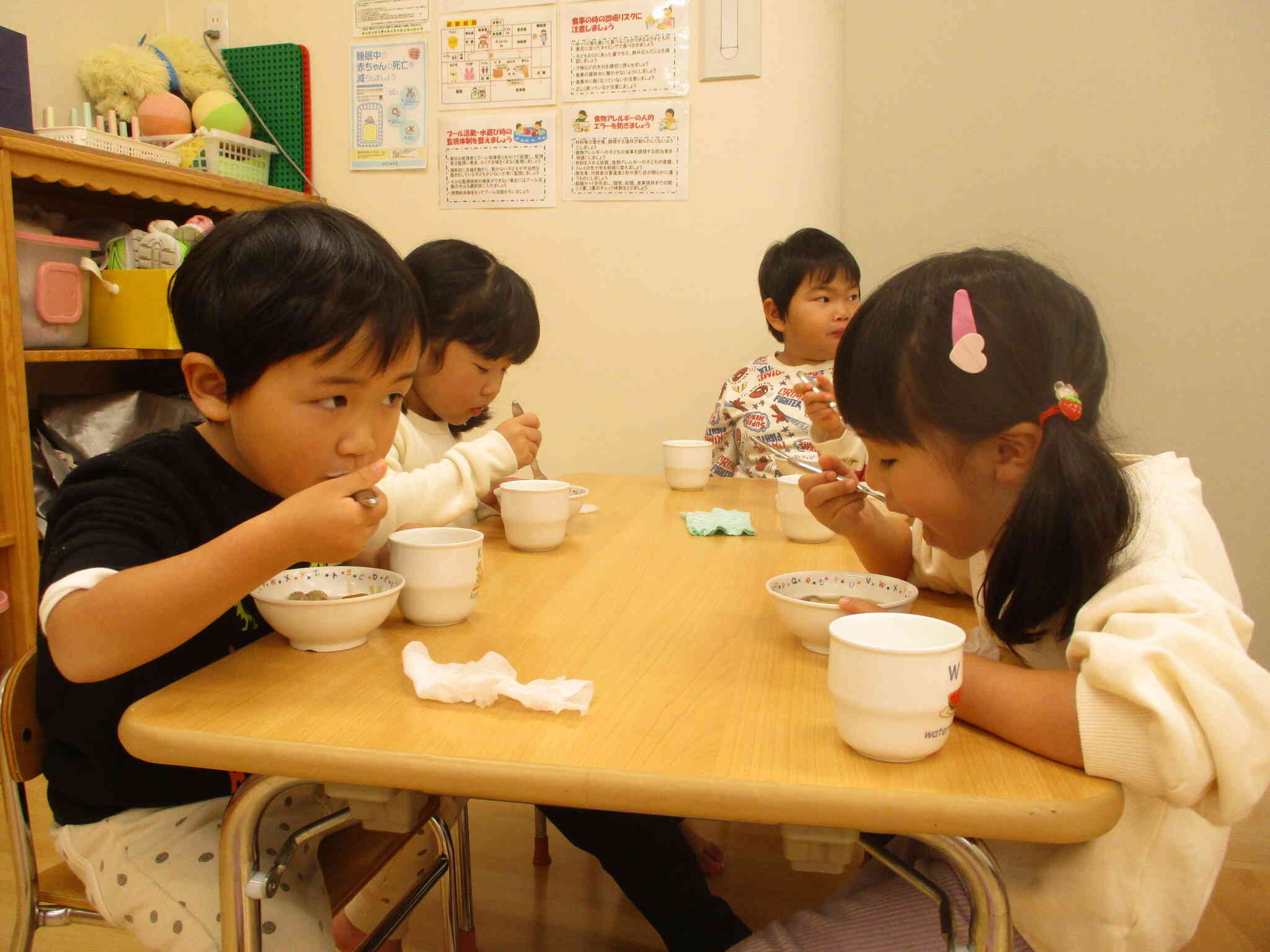 「みんなで割ったおせんべい、おいしいね」