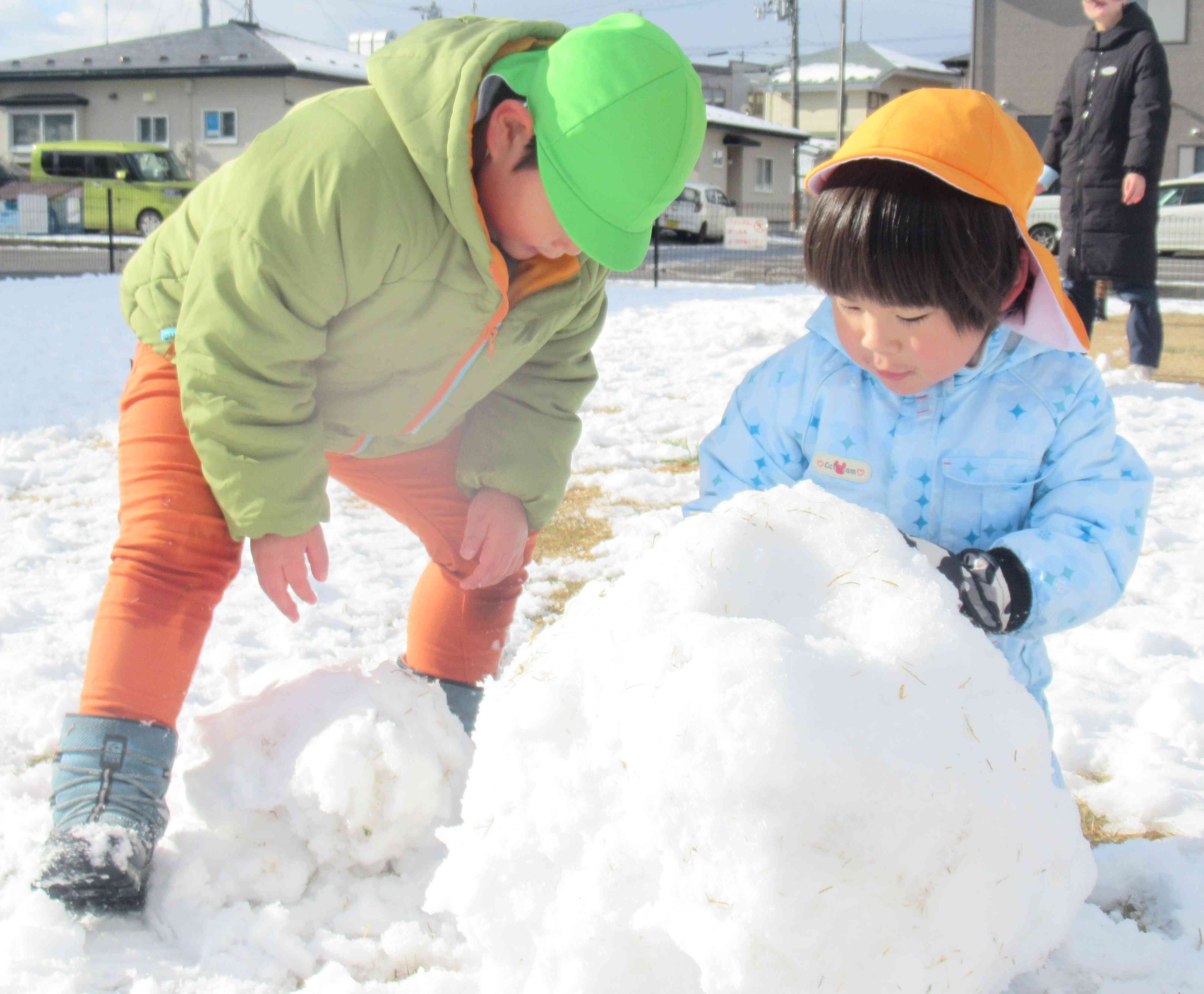 大きな雪だるまを作ろう。