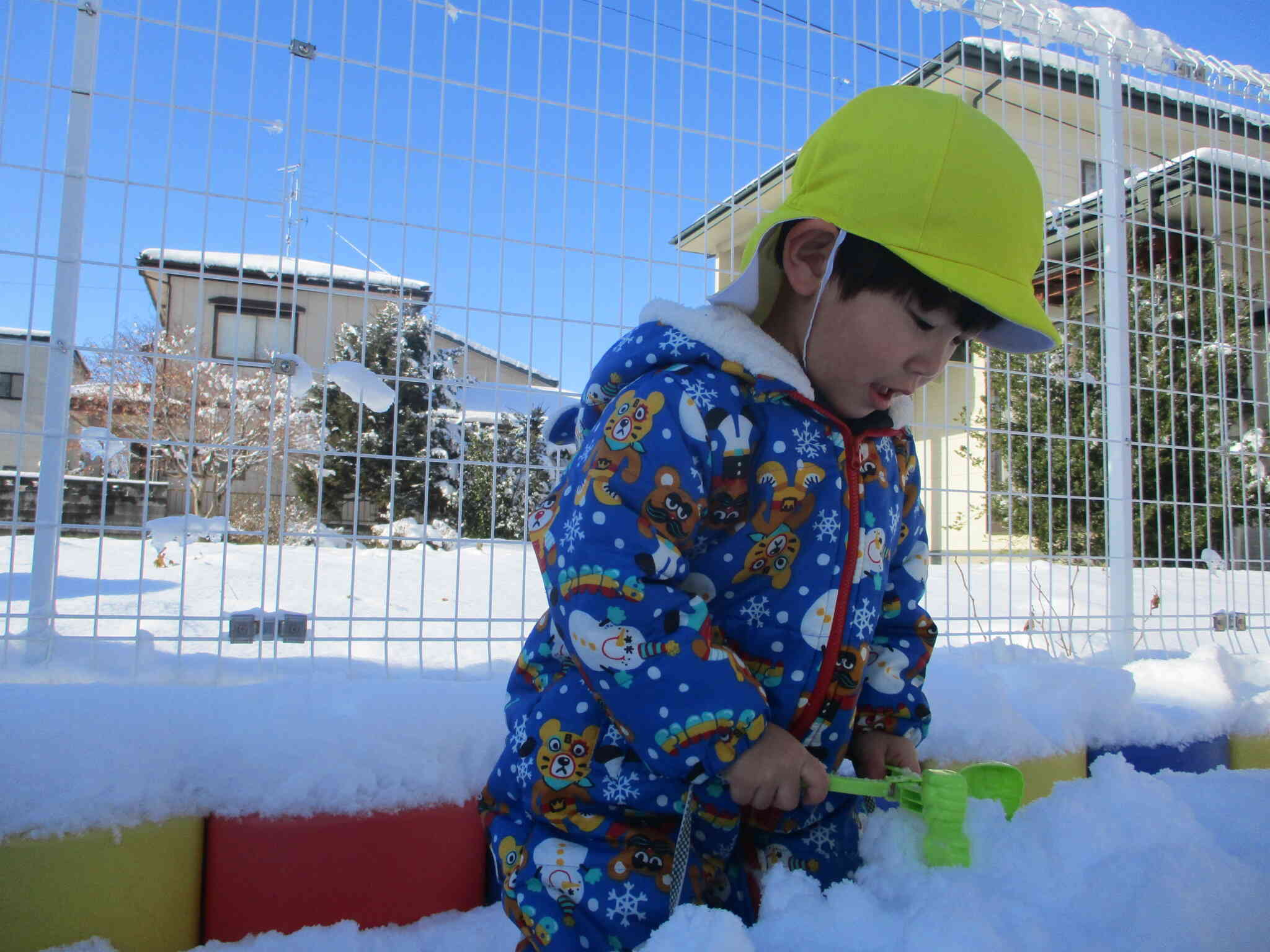 「僕は恐竜の雪玉を作るよ」