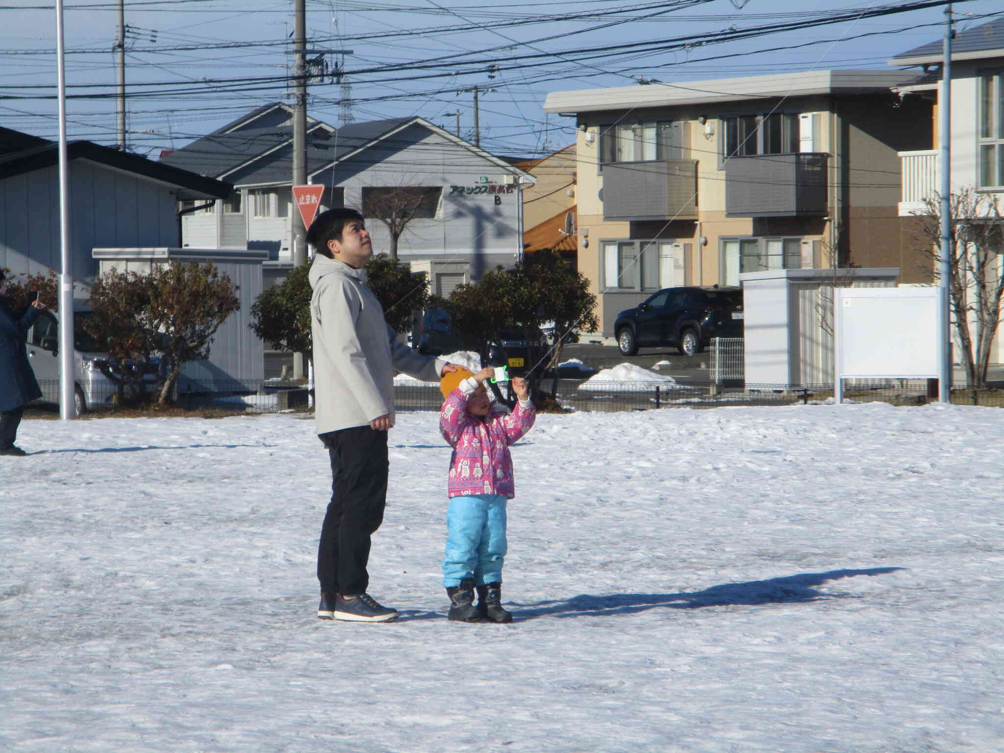 お父さんと一緒に凧あげ。「すごく、高く上がってる。」