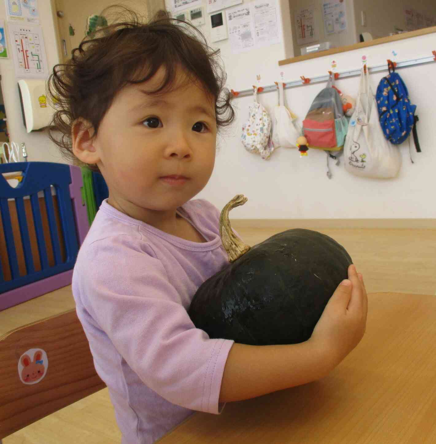 子ども達が持つと野菜もより大きく見えますね。