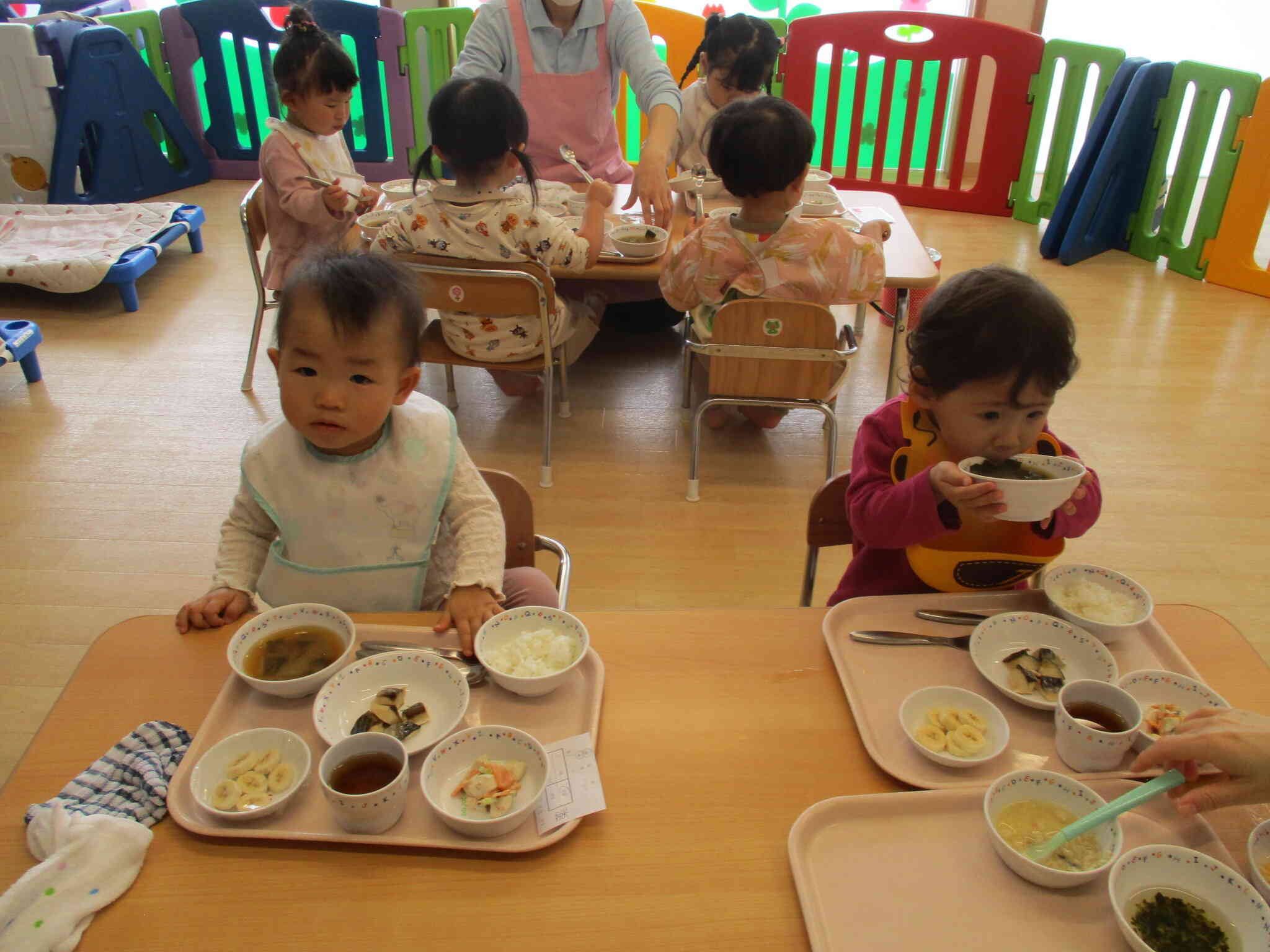 上手にお椀を持って食べれるよ！