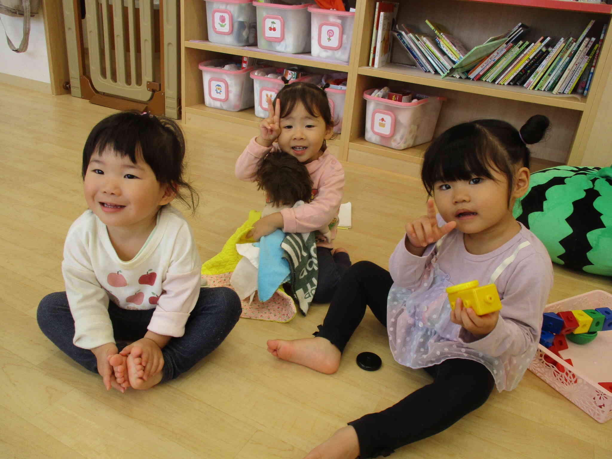 お散歩前にお団子ヘアをしてもらい嬉しそうな探検隊の子ども達です。