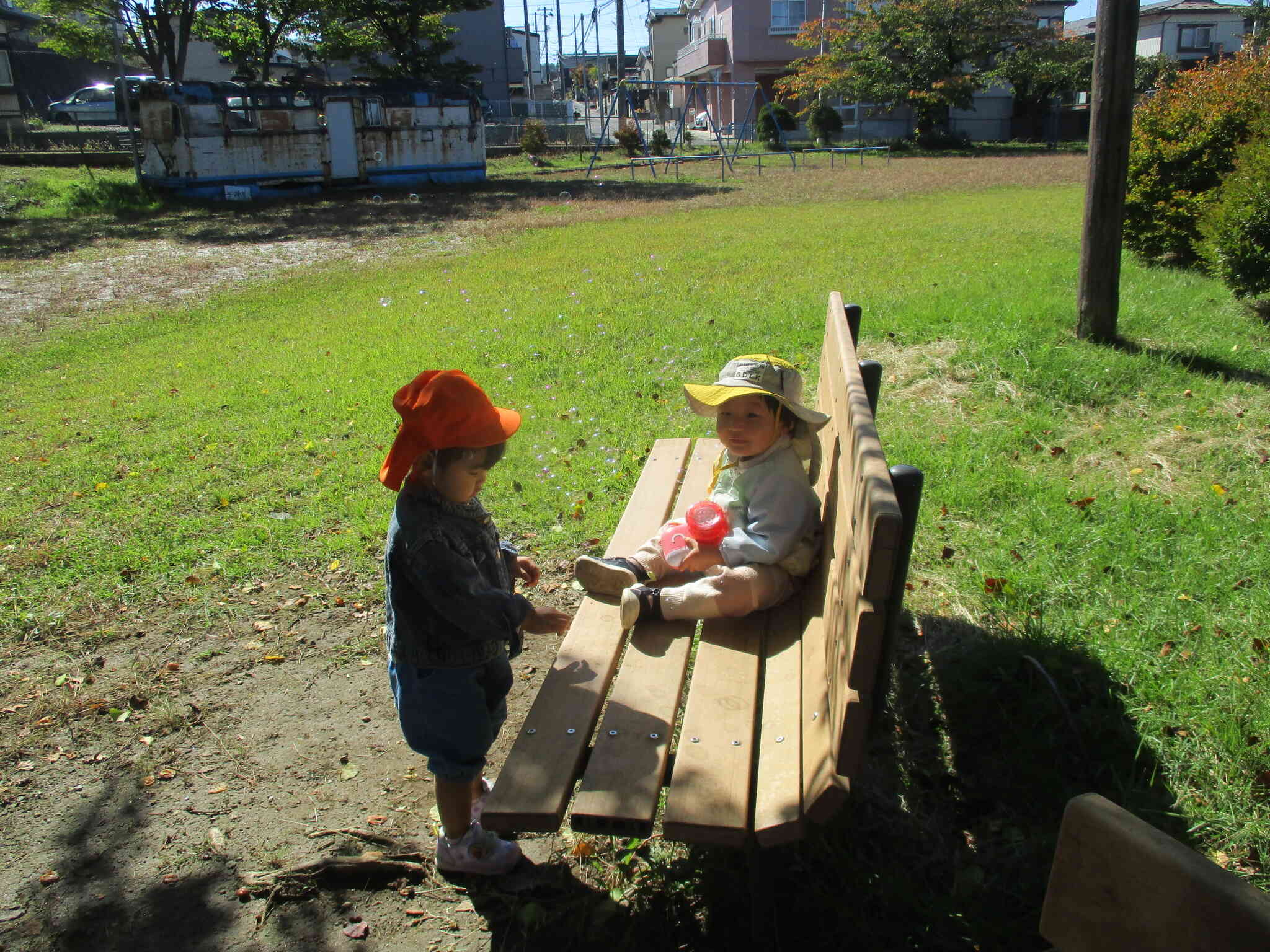 あひる組（1歳児）さんからひよこ組（0歳児）さんに貸してあげたよ。