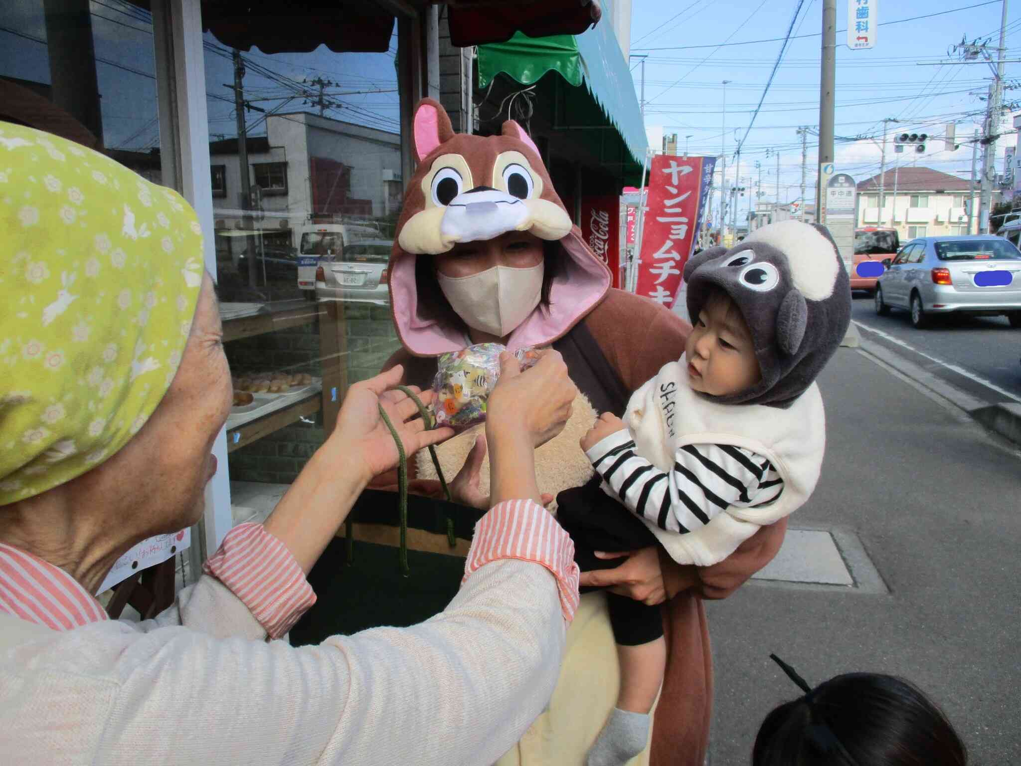 僕もお菓子をもらったよ。早く食べたいな。