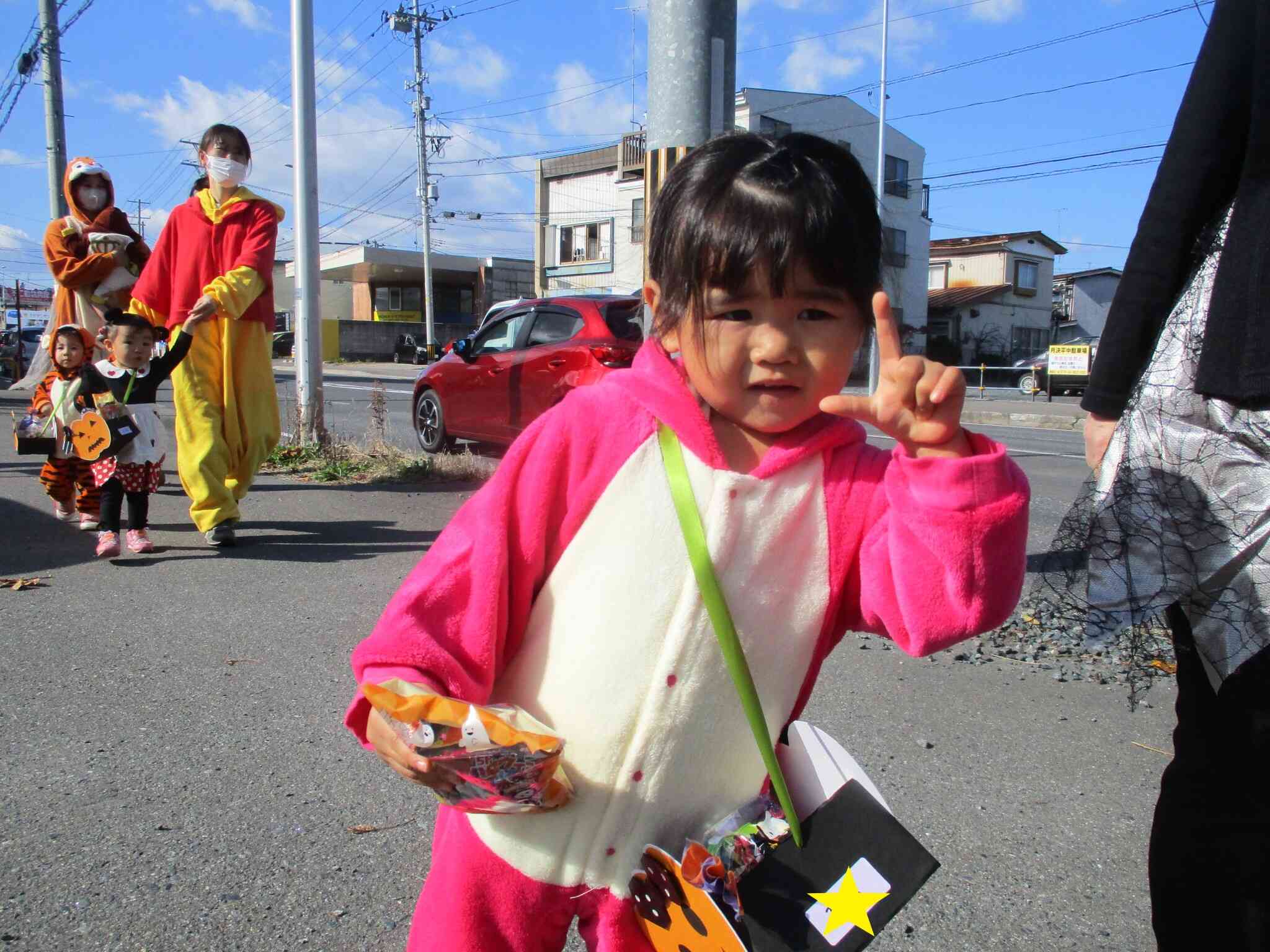 たくさんもらったお菓子を持って保育園に帰るよ