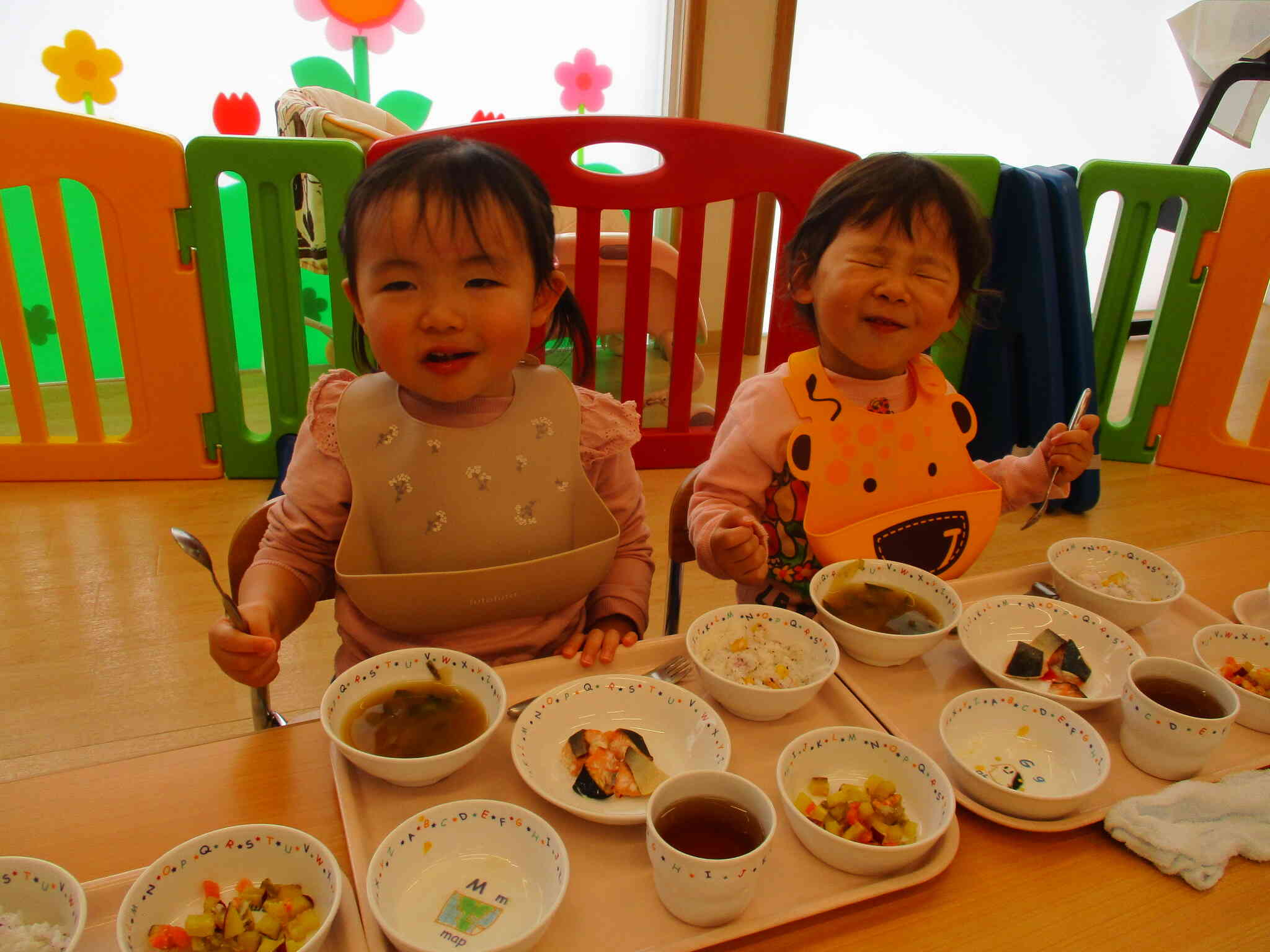 お友だちと食べるお給食は美味しいね！