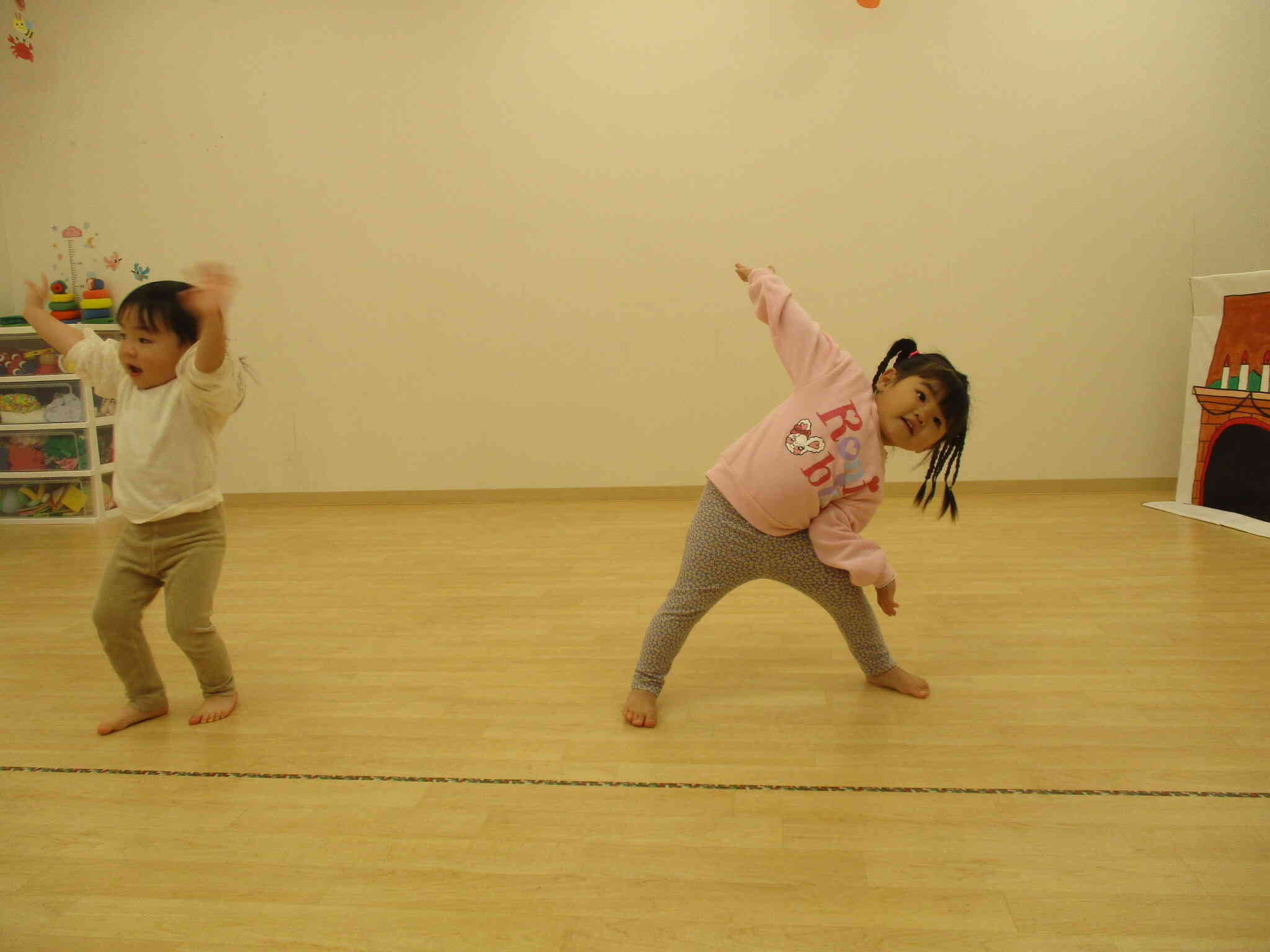 あひる組（1歳児）のお友だち、上手に踊れるようになったよ！最後のポーズは好きなポーズだよ。