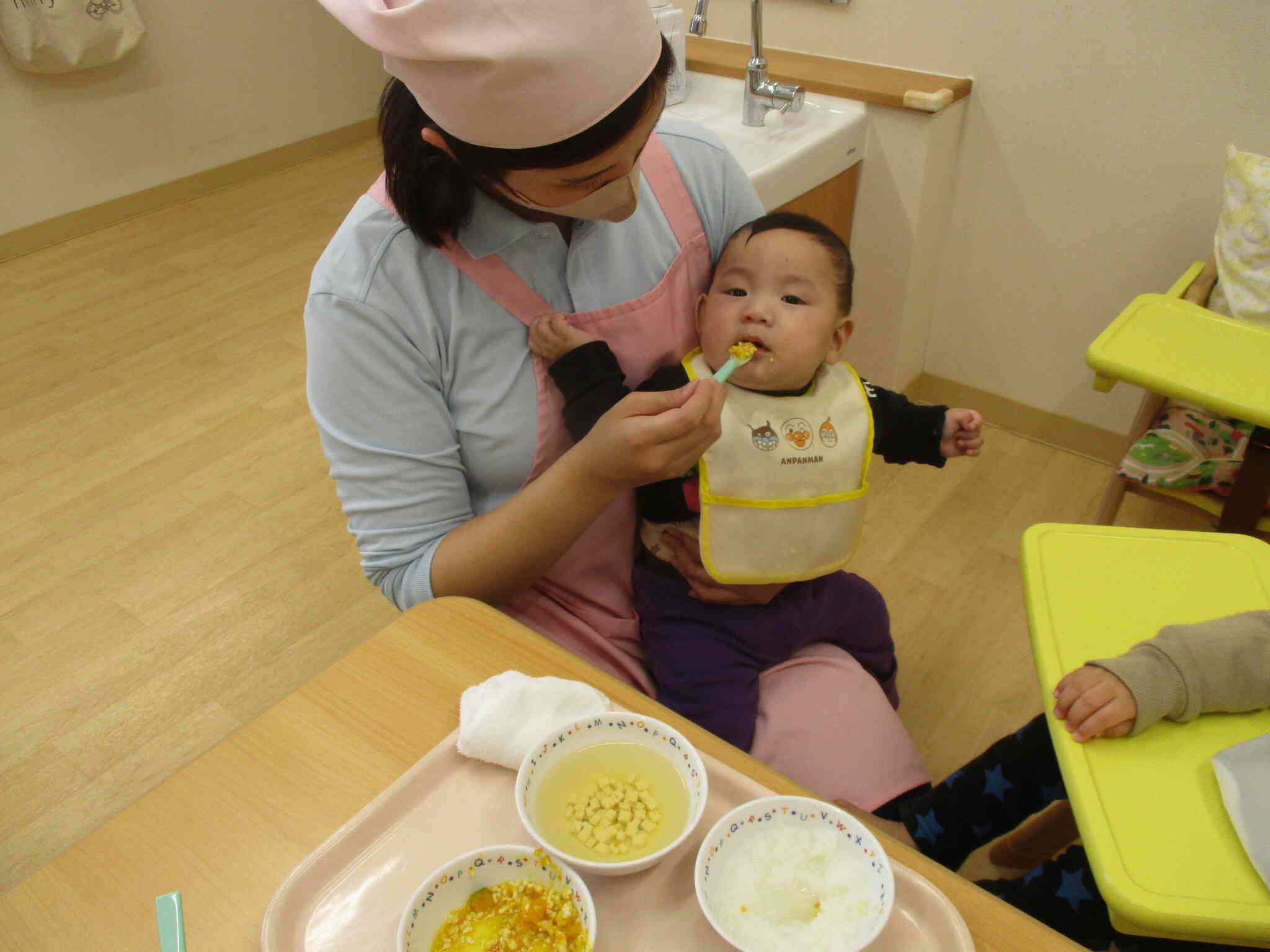 0歳児のお友だちも給食スタートし、保育園での食事に慣れてきました。