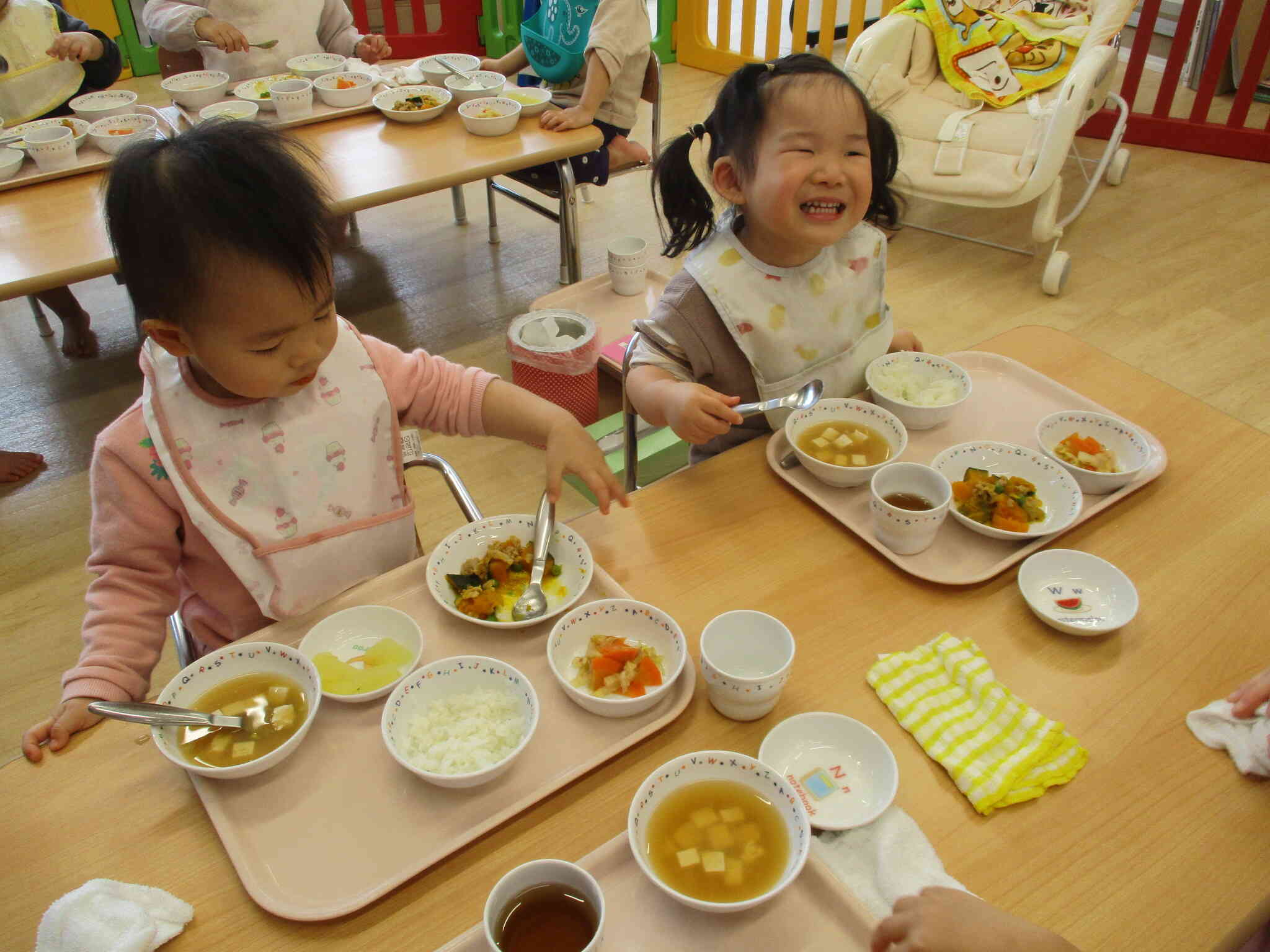 たくさん食べてニッコリ可愛い笑顔がたまらないですね。