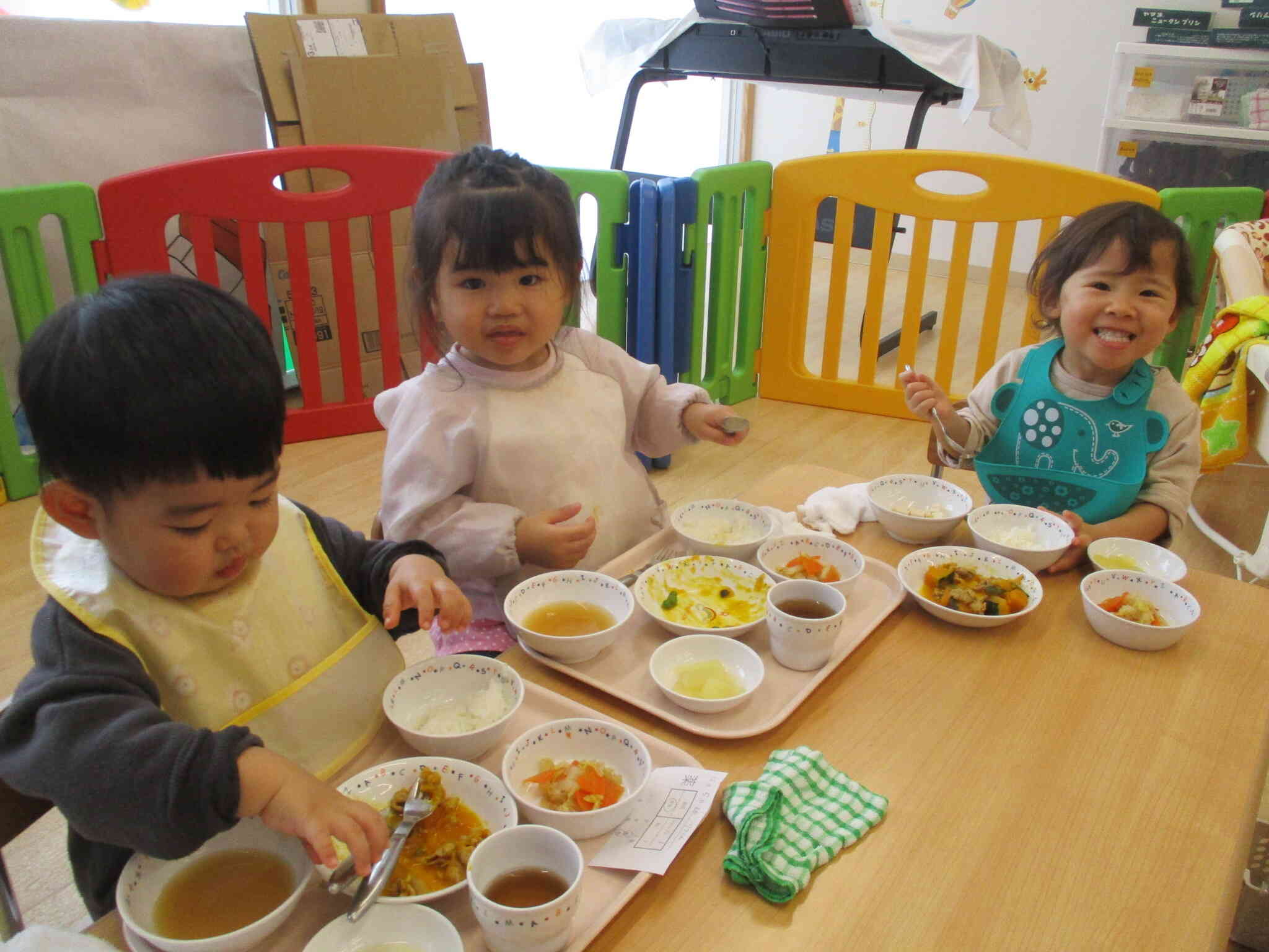 カメラの方を見てくれました。給食美味しいね！