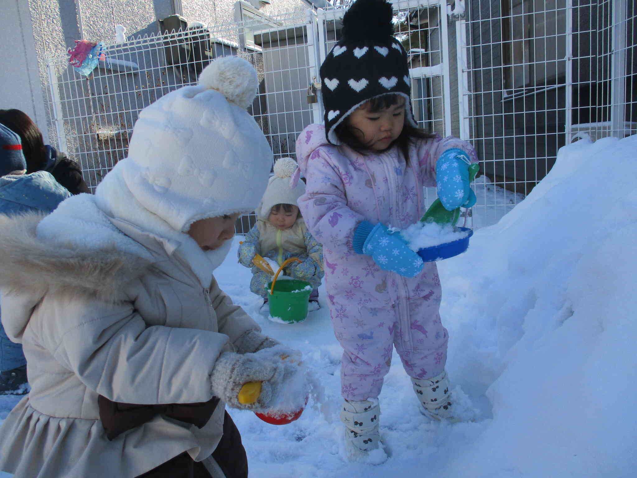 上手にスコップで雪を乗せることができたよ。