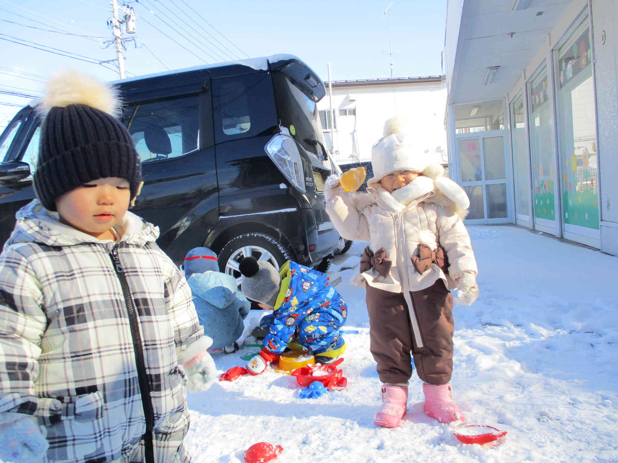 雪を降らせてみるよ～とスコップから雪を落として遊んでいました。