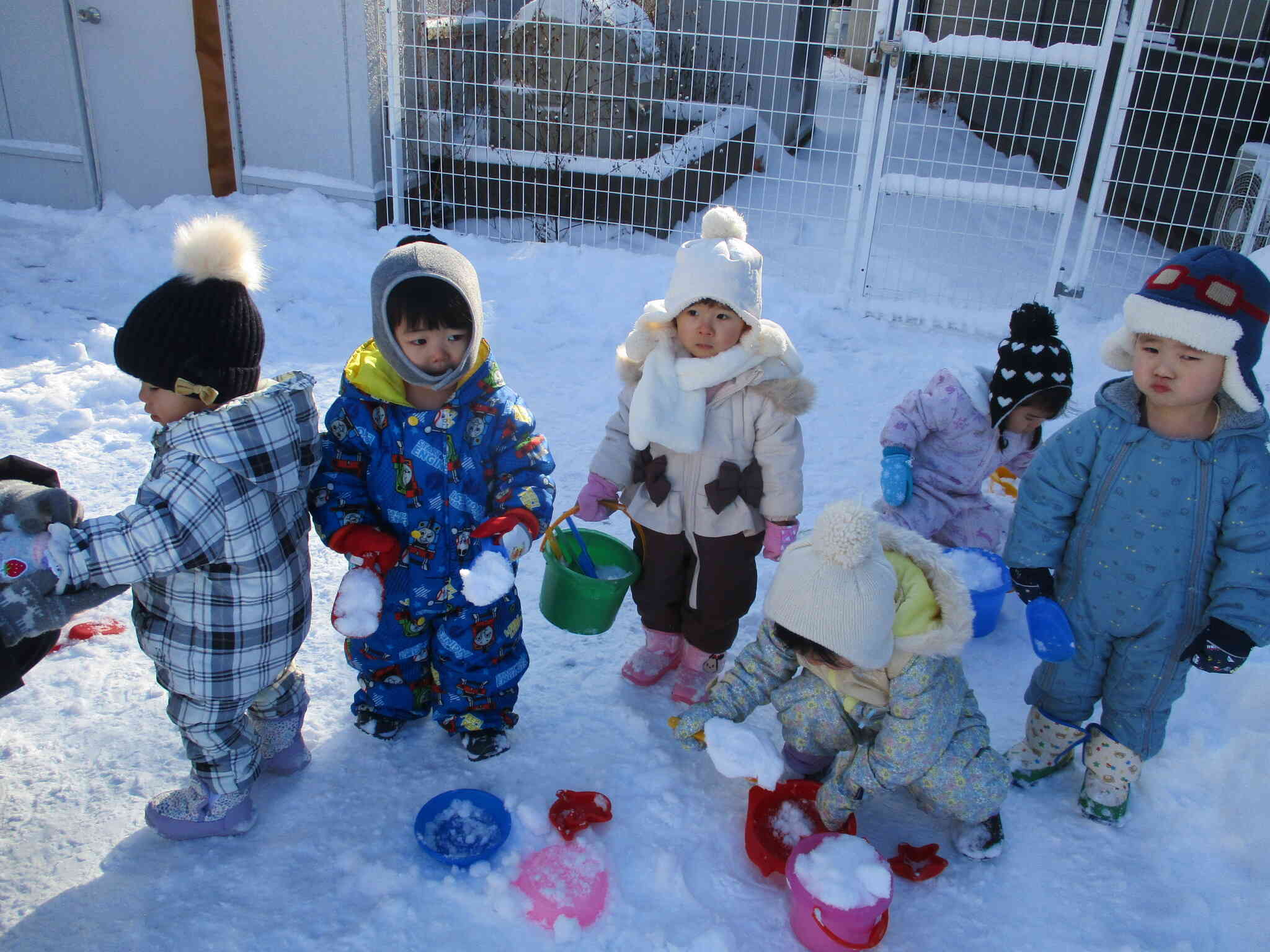 寒くってもみんなで雪遊びすると心もホッコリするね。