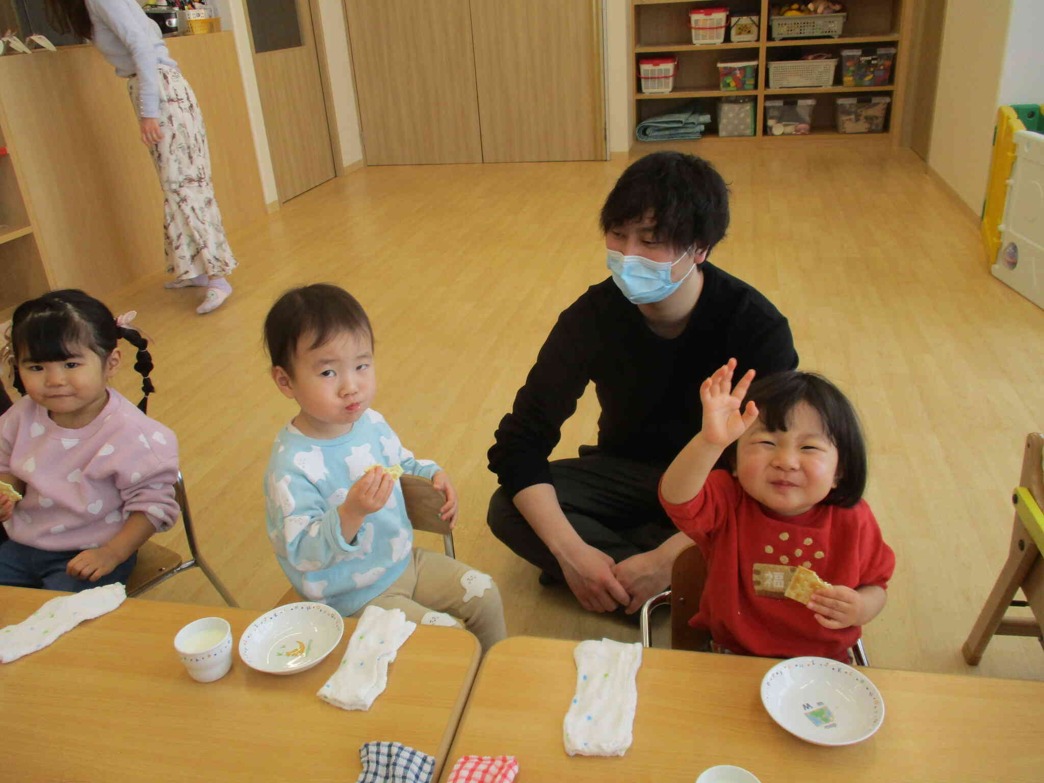 ひよこ組（0歳児）のお友だちも一緒におやつを食べて嬉しそうですね。