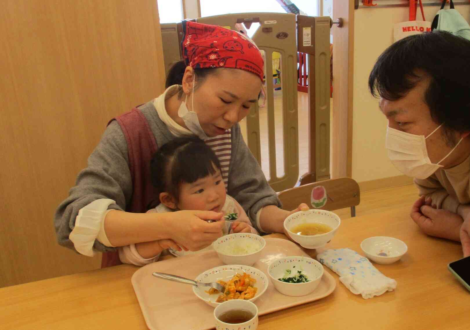 お母さんのお膝が嬉しいな。給食美味しいね。