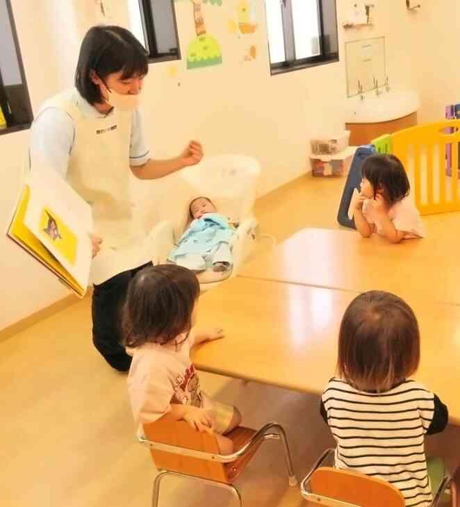 子育てひろば４月　絵本の読み聞かせ「絵本に親しもう！」