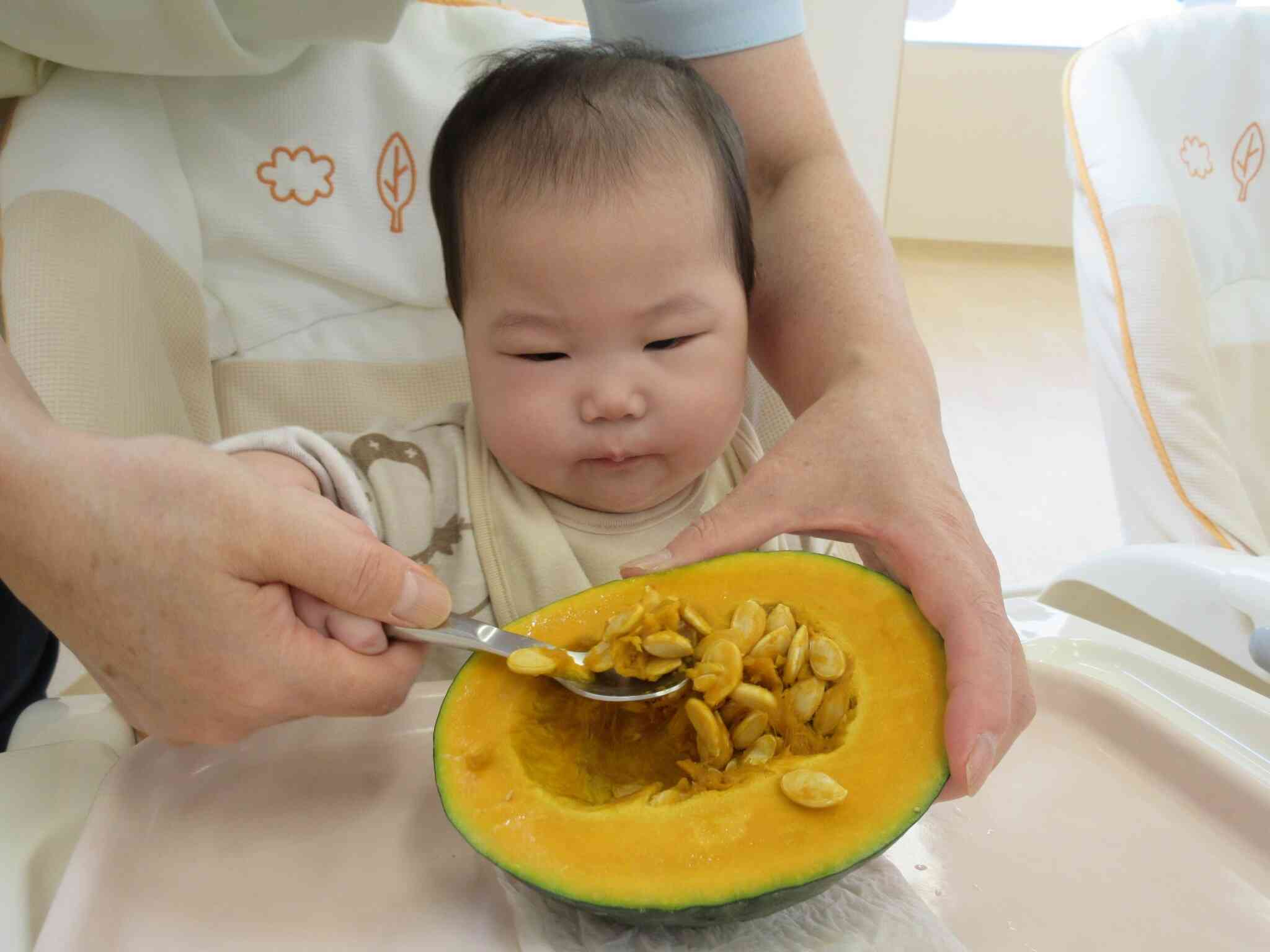 食育の日～かぼちゃの種をくり抜いてみよう～