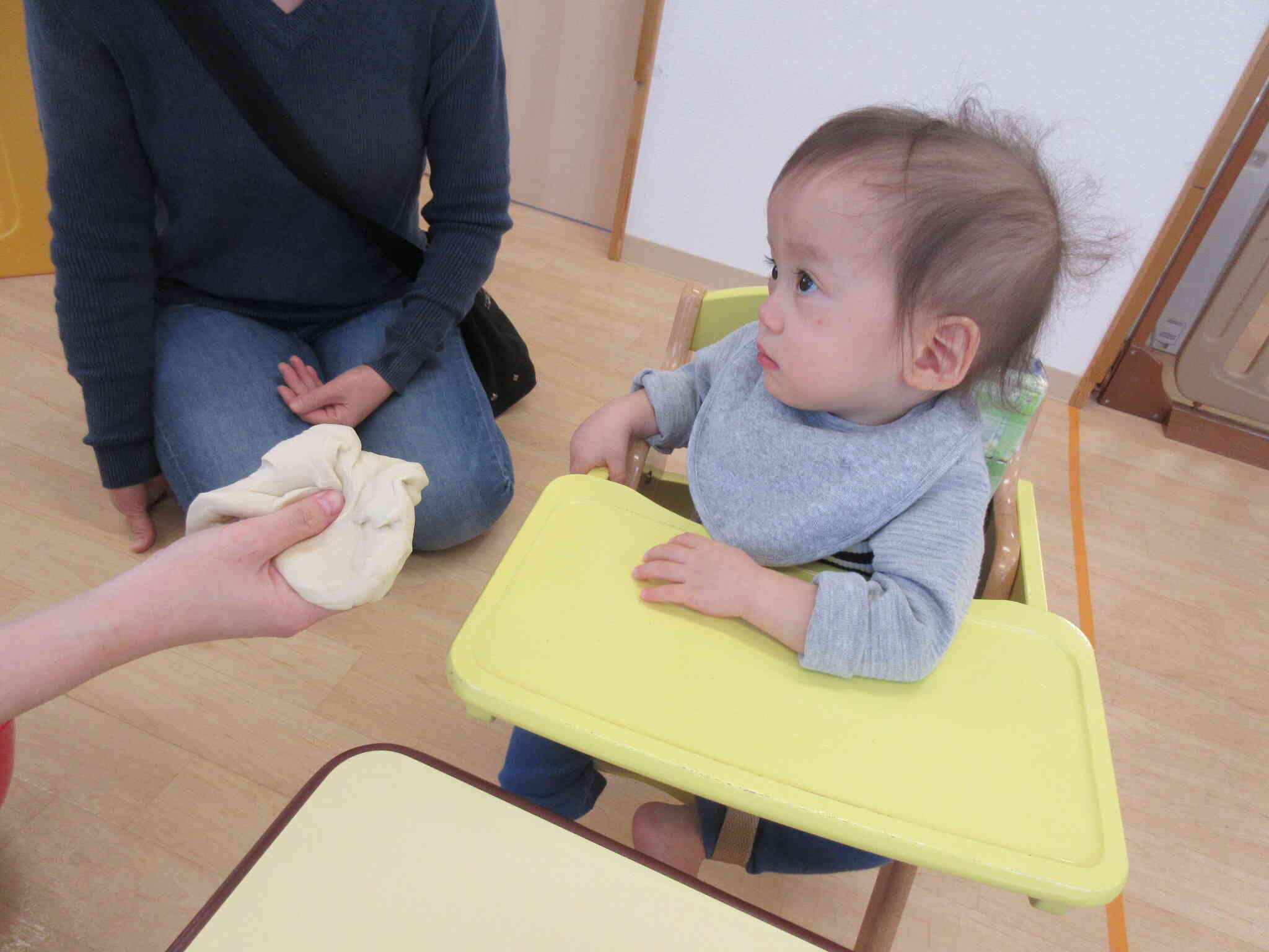 子育てひろば・小麦粉粘土遊び