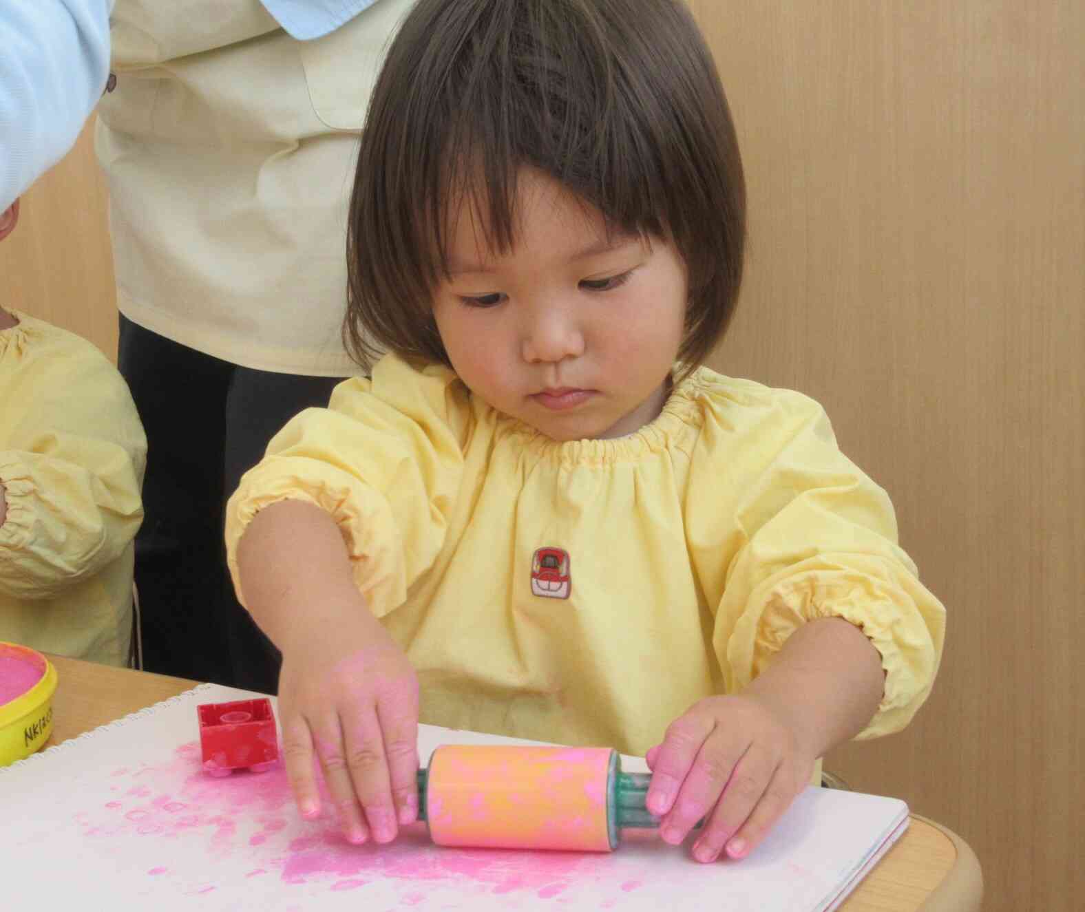 ローラーはいっぱい色が塗れるね