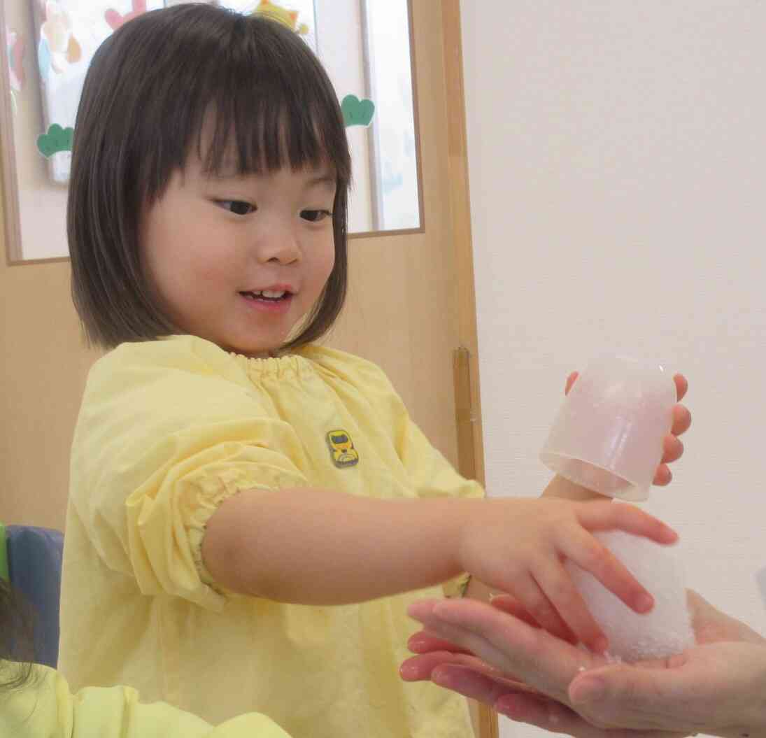 雪のケーキ。手が冷たい！