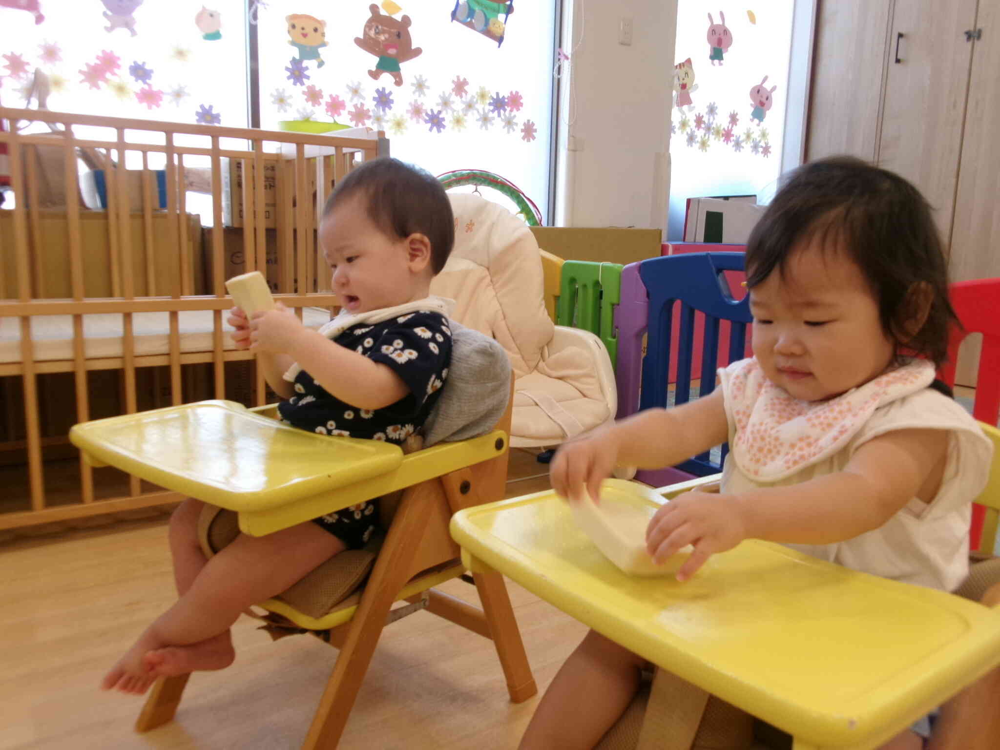 高野豆腐で感触遊び‼(0歳児　ひよこ組)