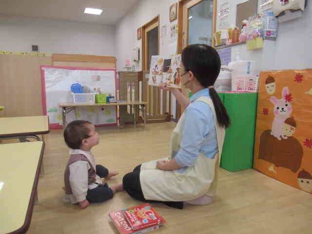 朝の会で特等席みっけ！じーと見つめたり拍手をしたりと終始楽しそう♪