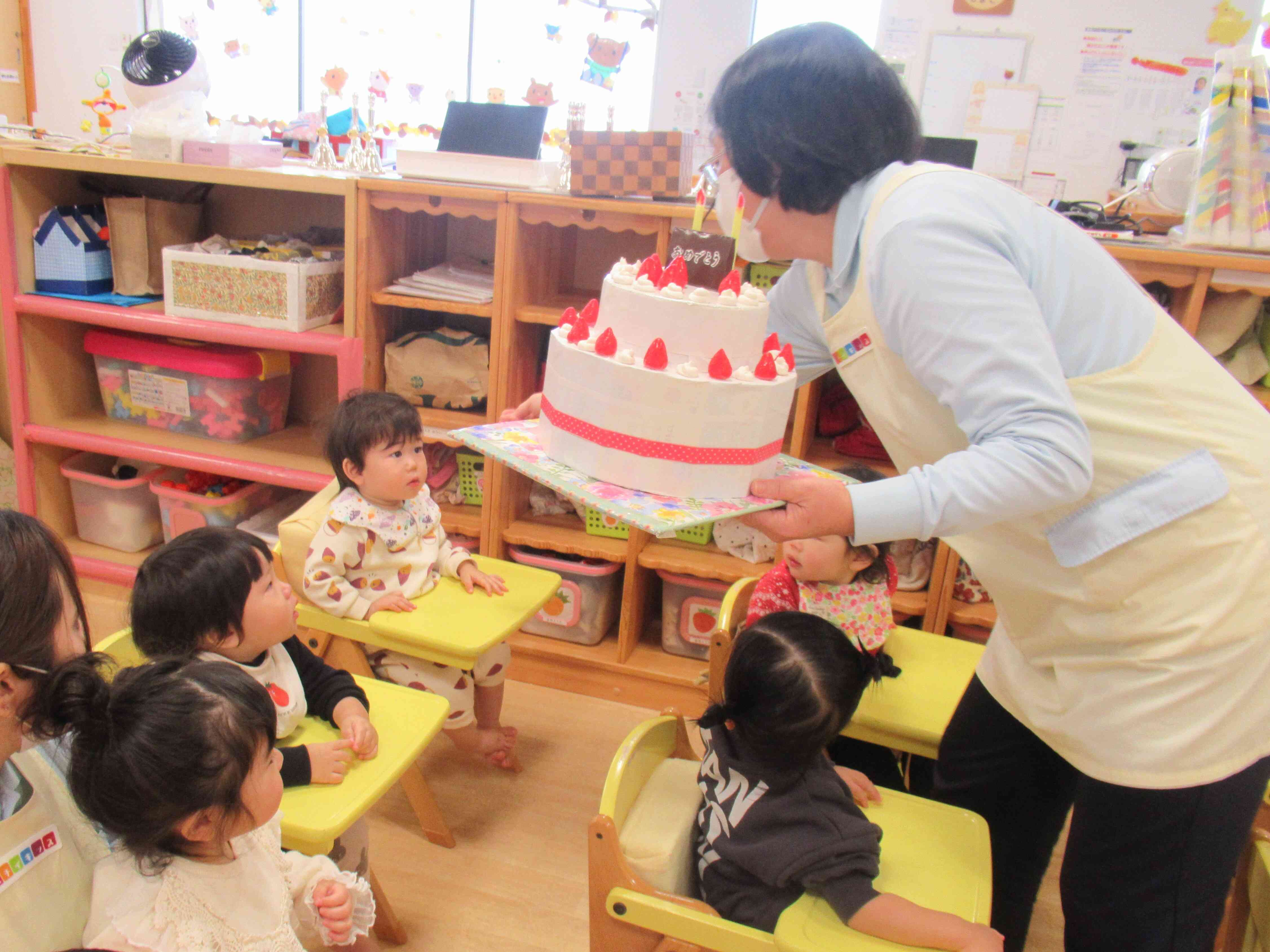 大きなケーキをみんなにもおすそ分け☆「はい、あーん」と渡すとみんな大きな口を開けてくれました。