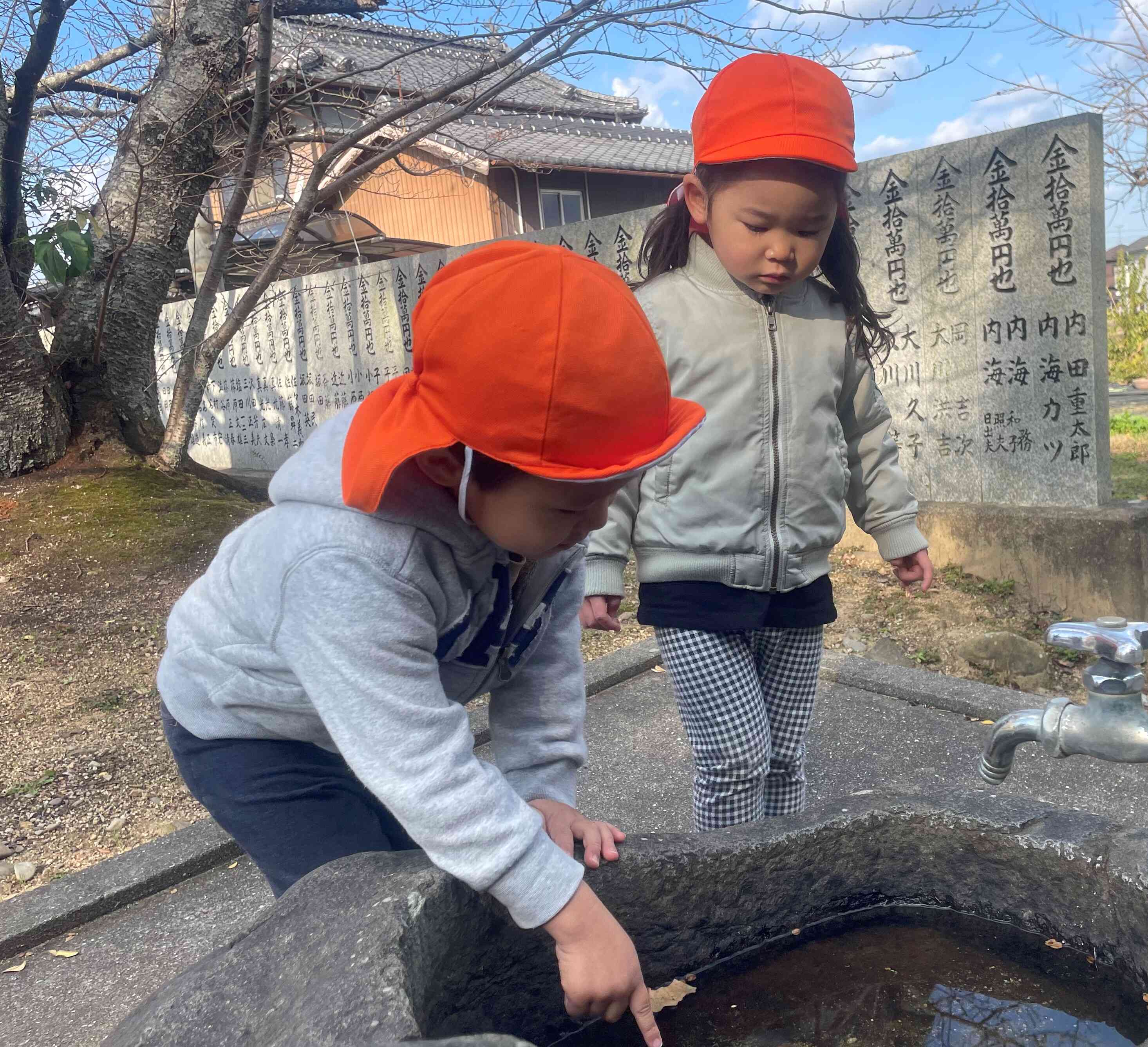 神社にお水が溜まっている所をみつけたよ！