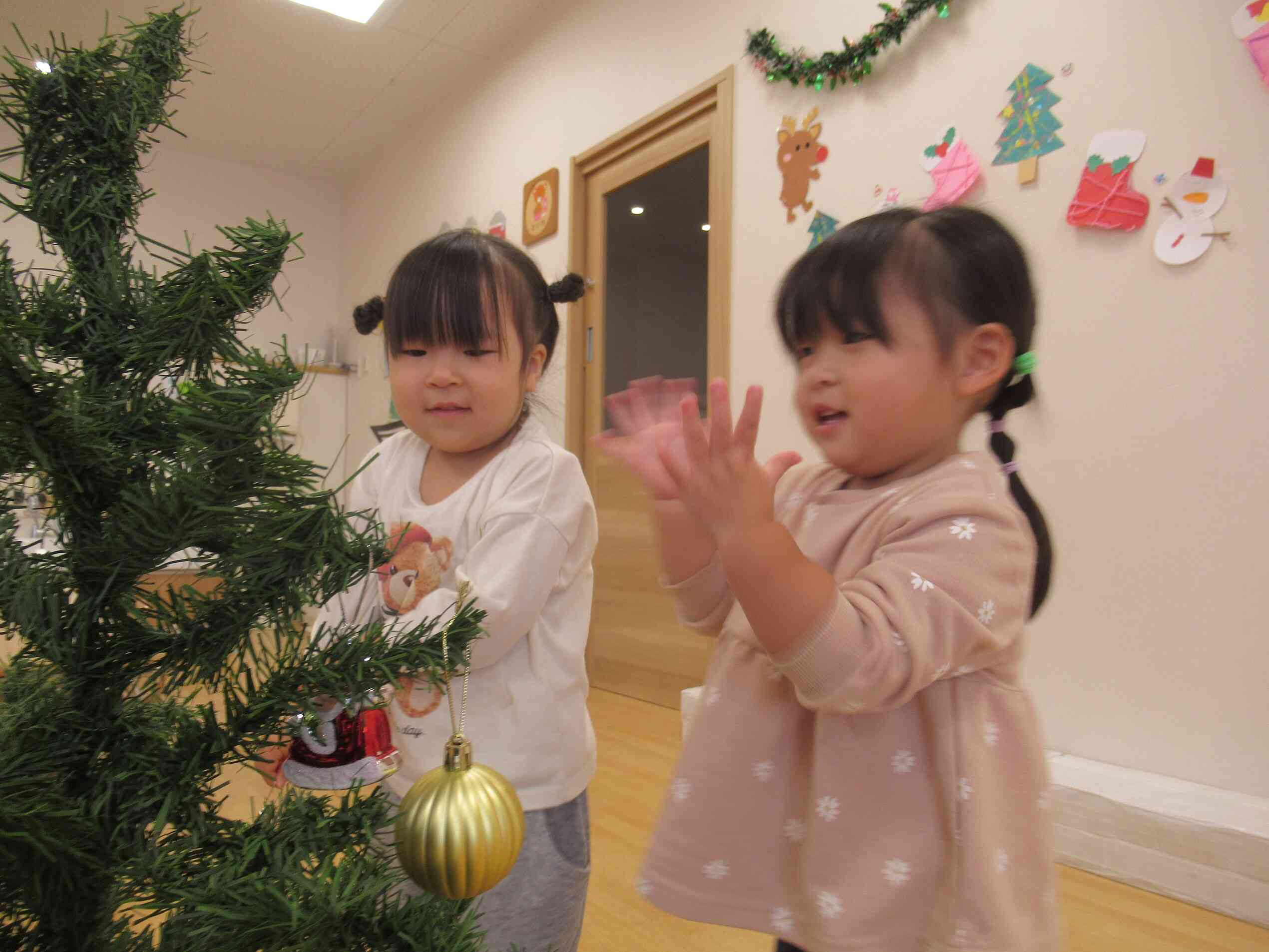 上手に飾りを付けて「できた～❤」拍手して喜んでいたよ(^^♪