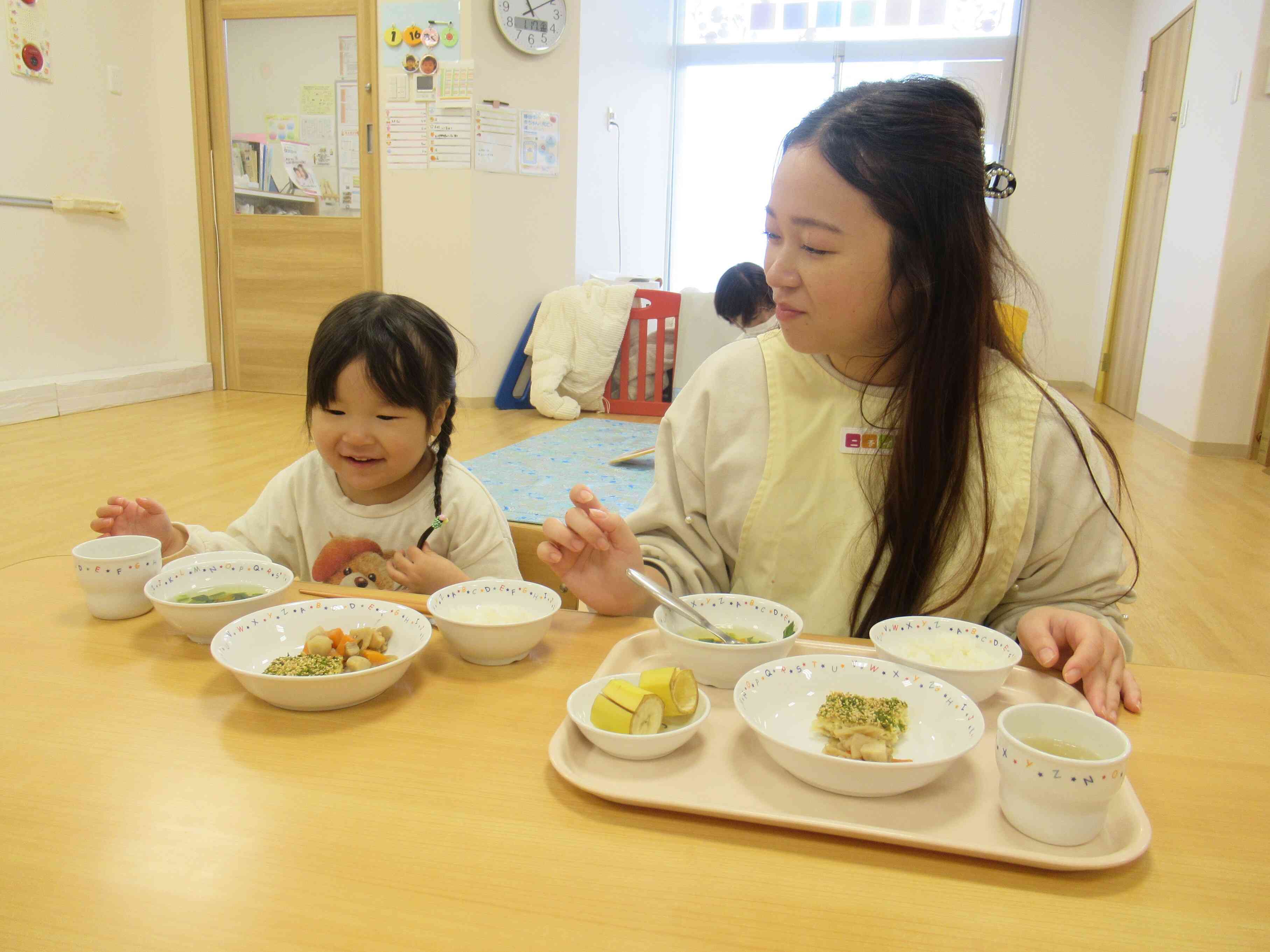 一緒に給食「おいしいね～」