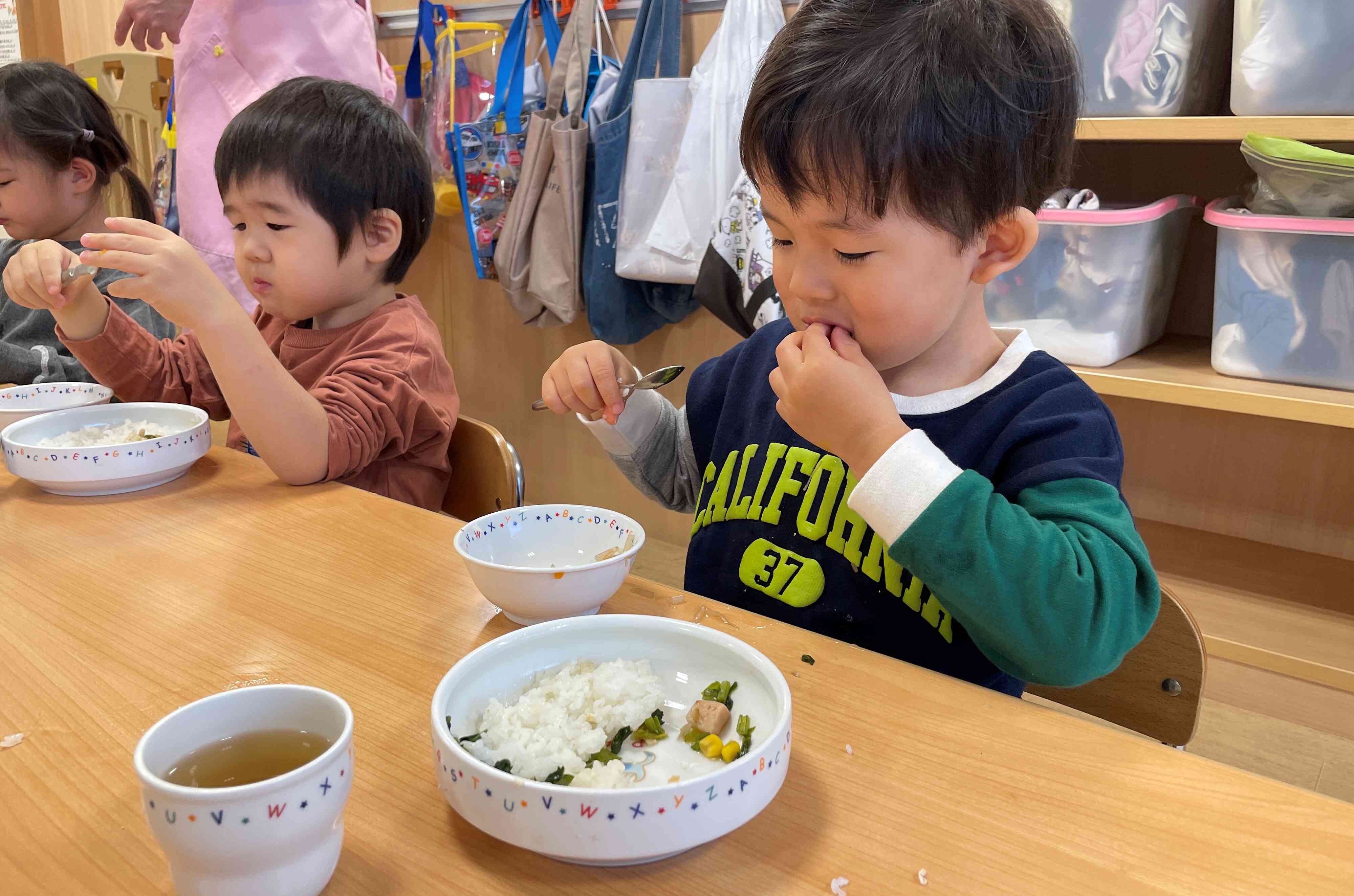 お外遊びの後の給食は美味しいなあ