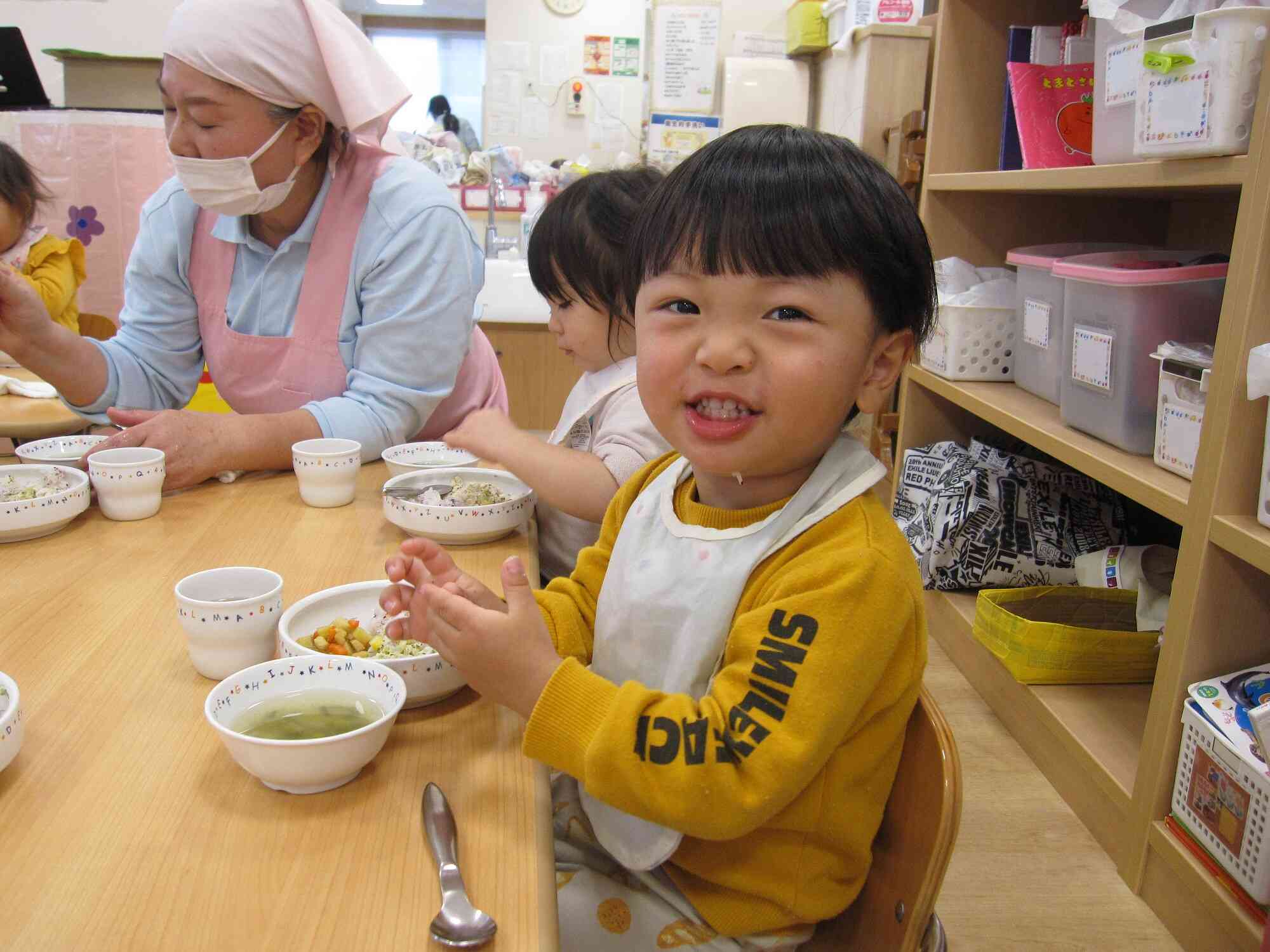 みんなで食べる給食はよりおいしいね！