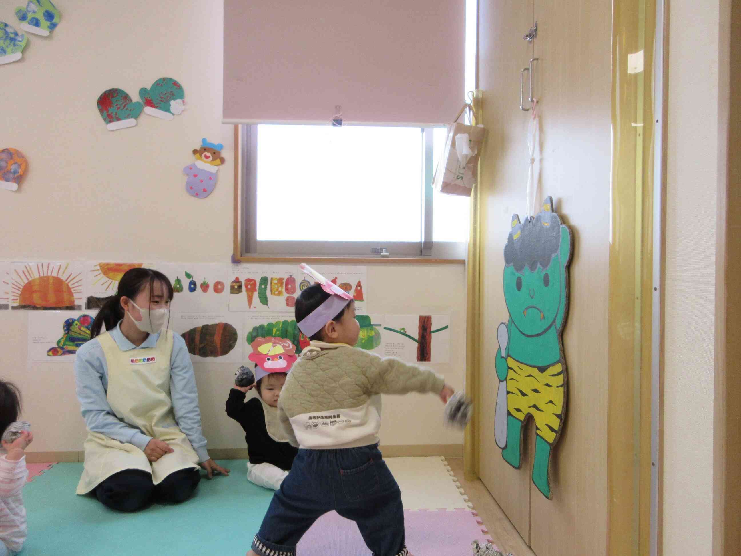 ひよこぐみさん（0歳児）は壁にかけられた鬼に向かって、ボールを投げてやっつけてくれました。なかなか上手でした。将来はＪリーガーかも・・・