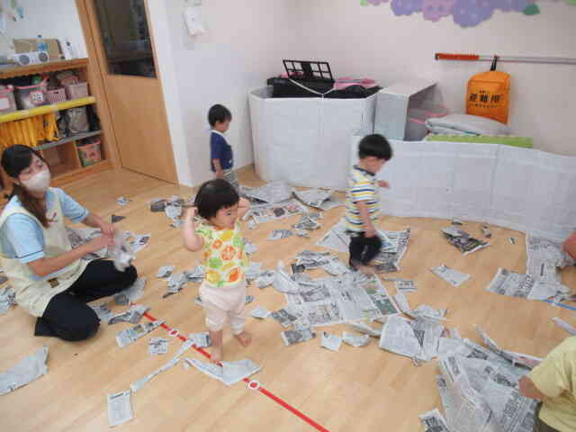 新聞紙をたくさん破いたよ！