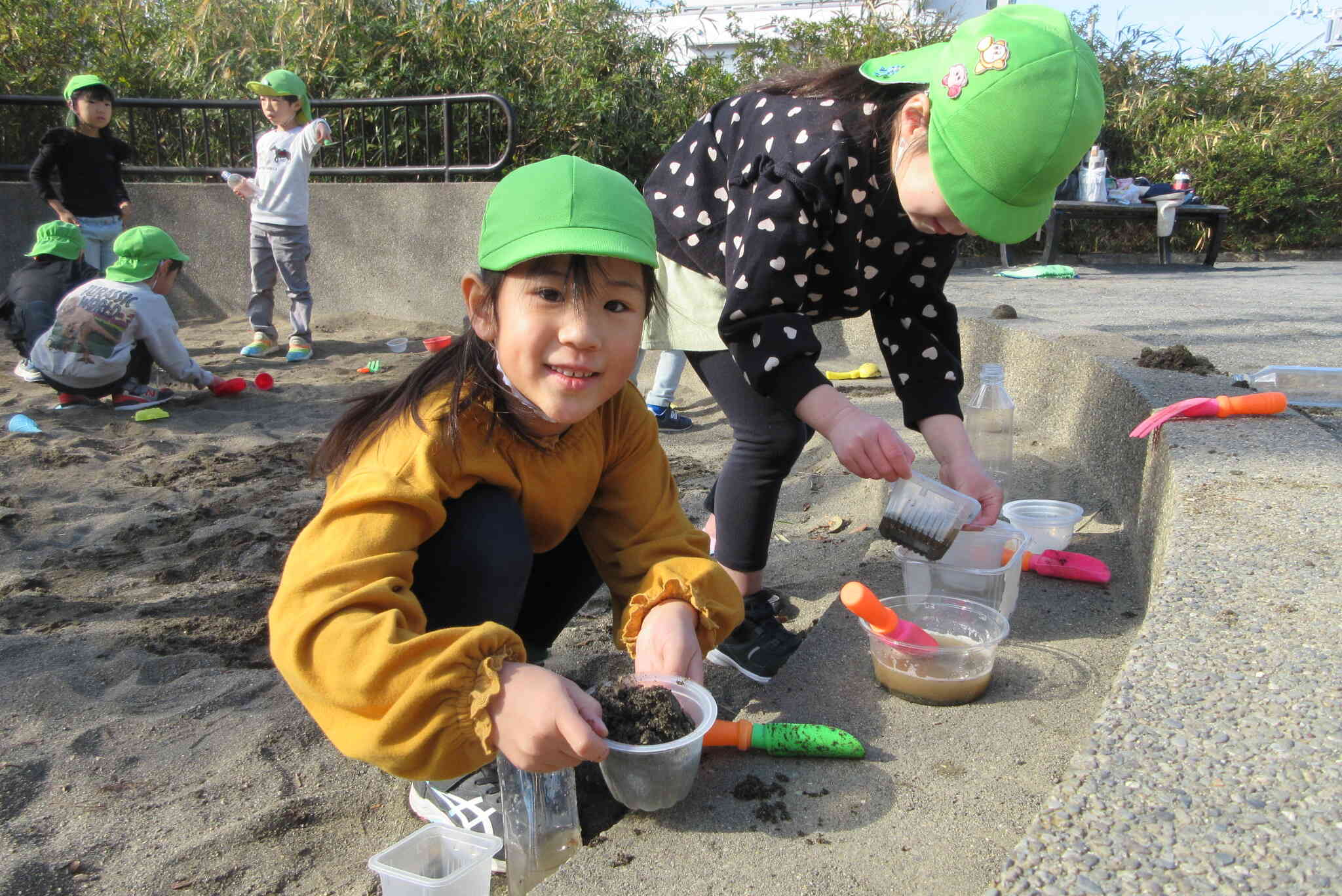 暖かい日はお砂場で‥（きりん組　５歳）