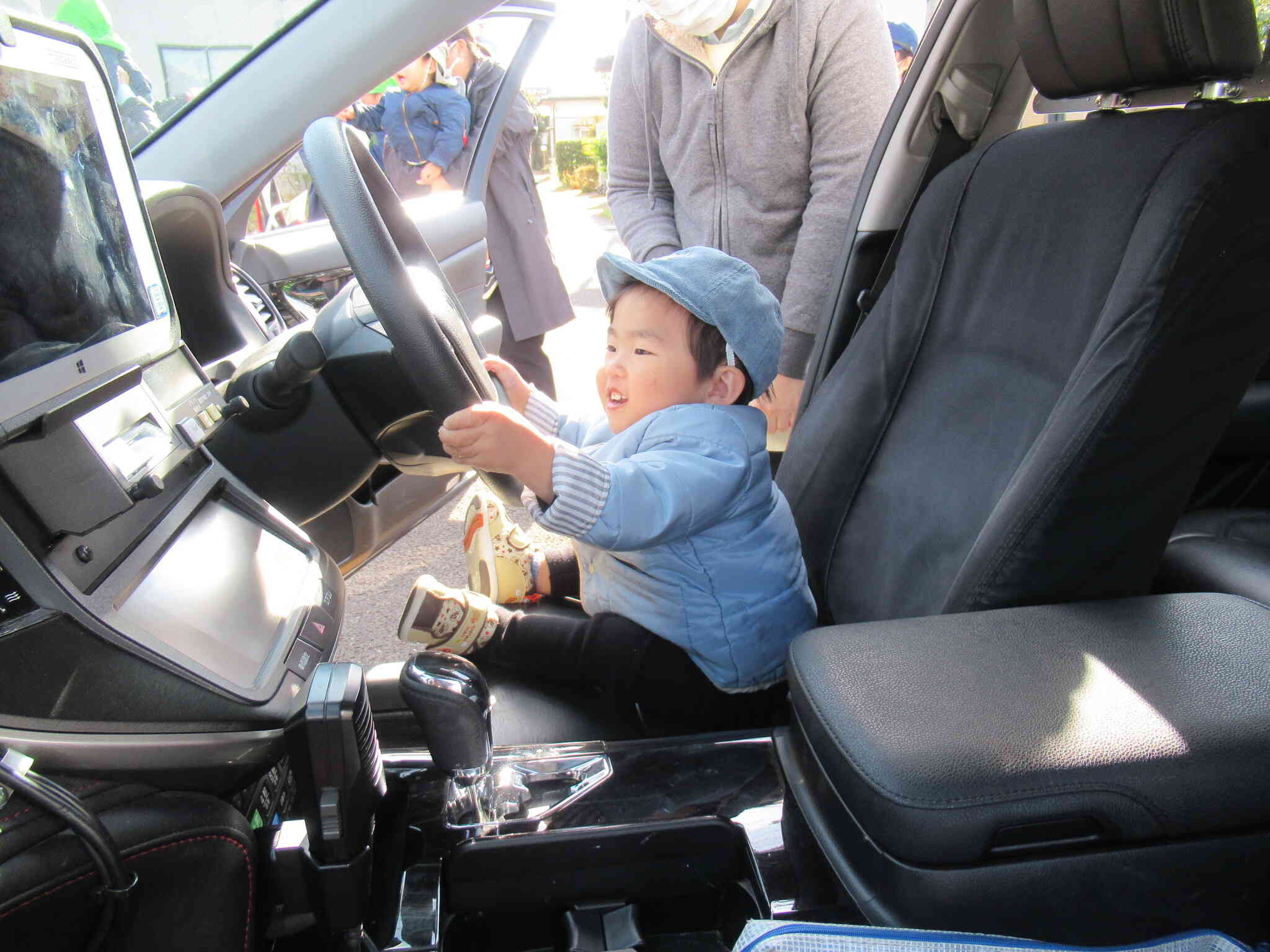 う～！う～！パトカーの運転したよ♪