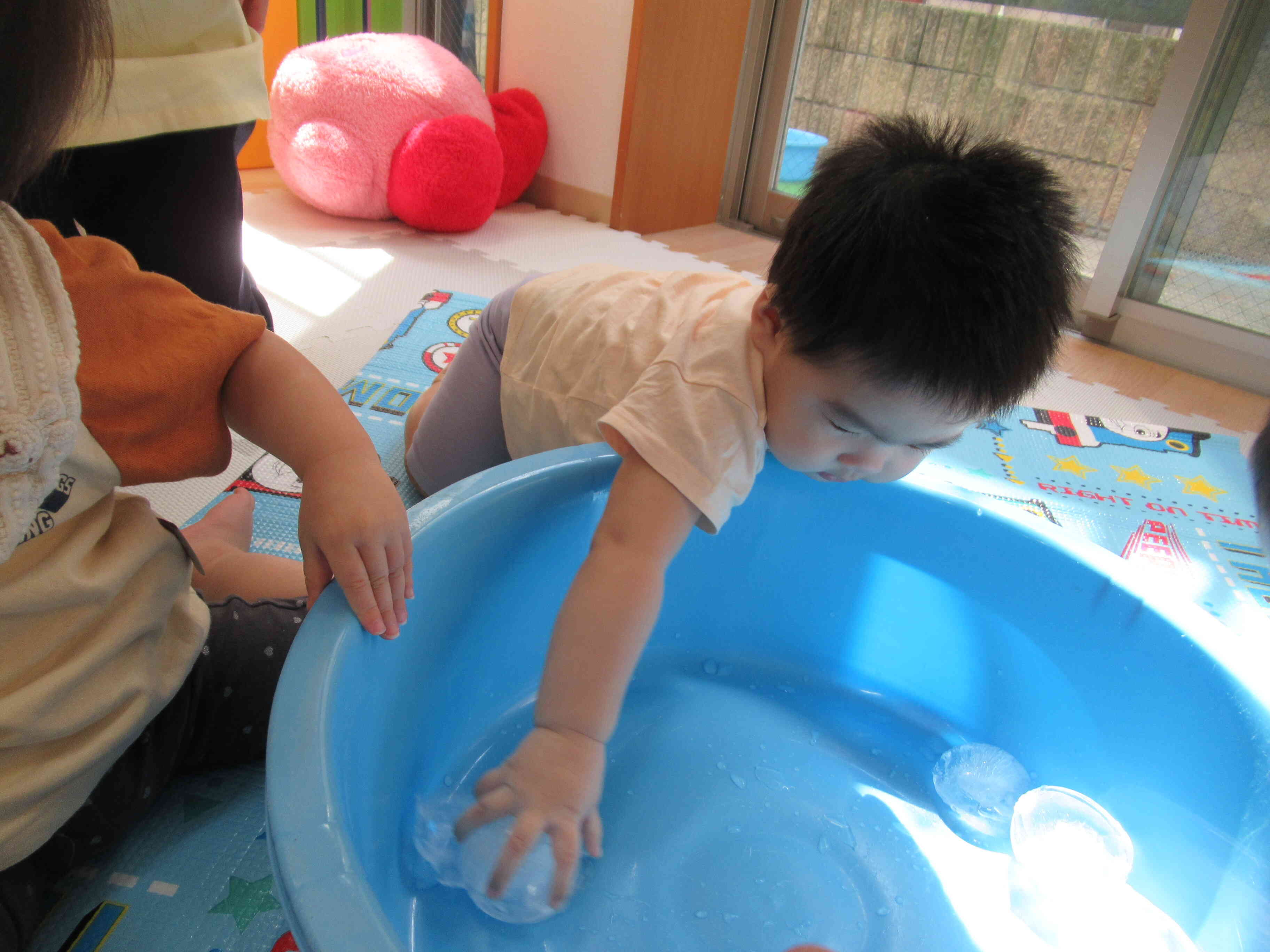 ひよこ組(0歳児)最近の様子