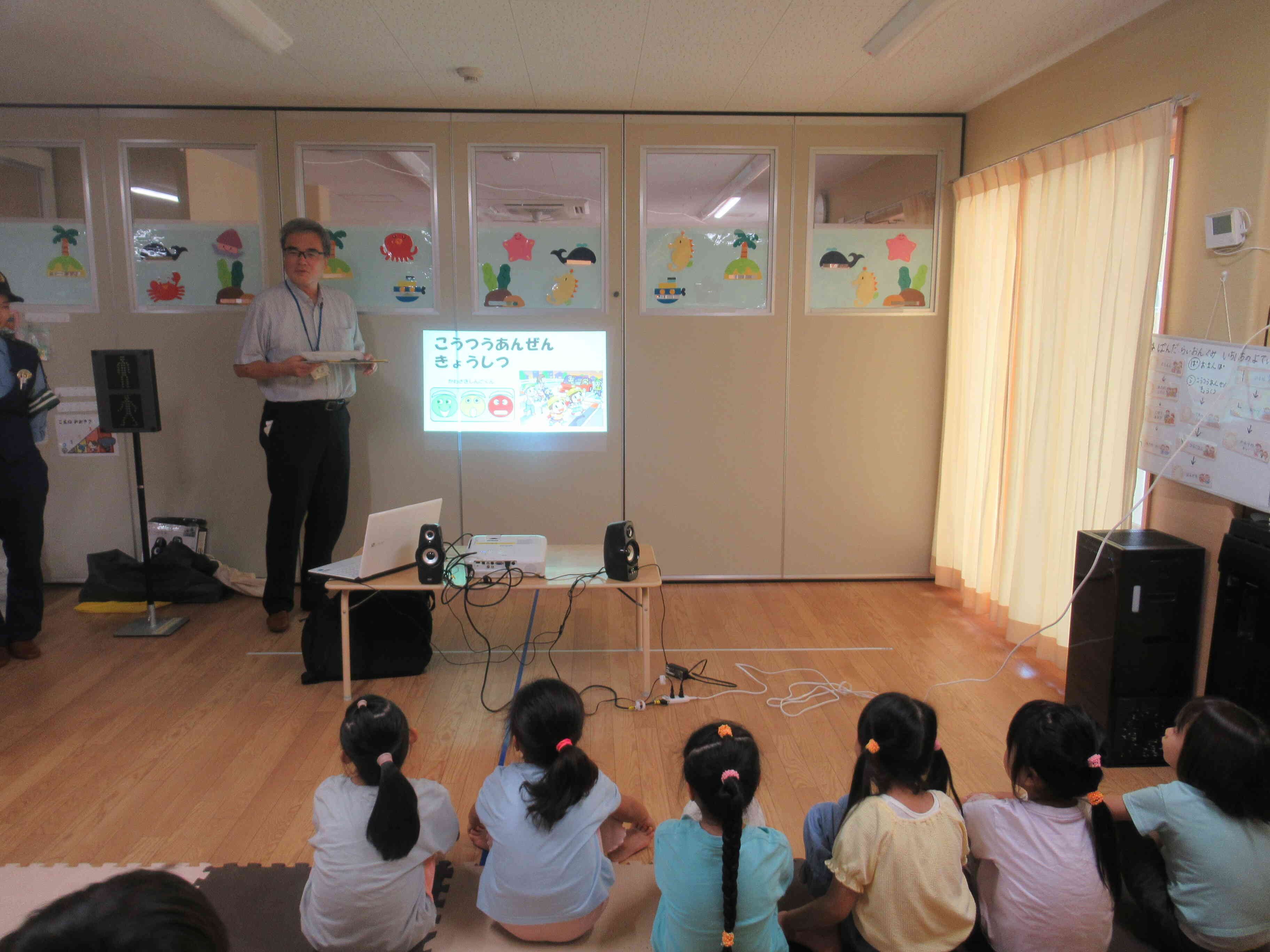 交通安全教室～　5歳児クラスは小学校に向けて交通のルールを学びました。