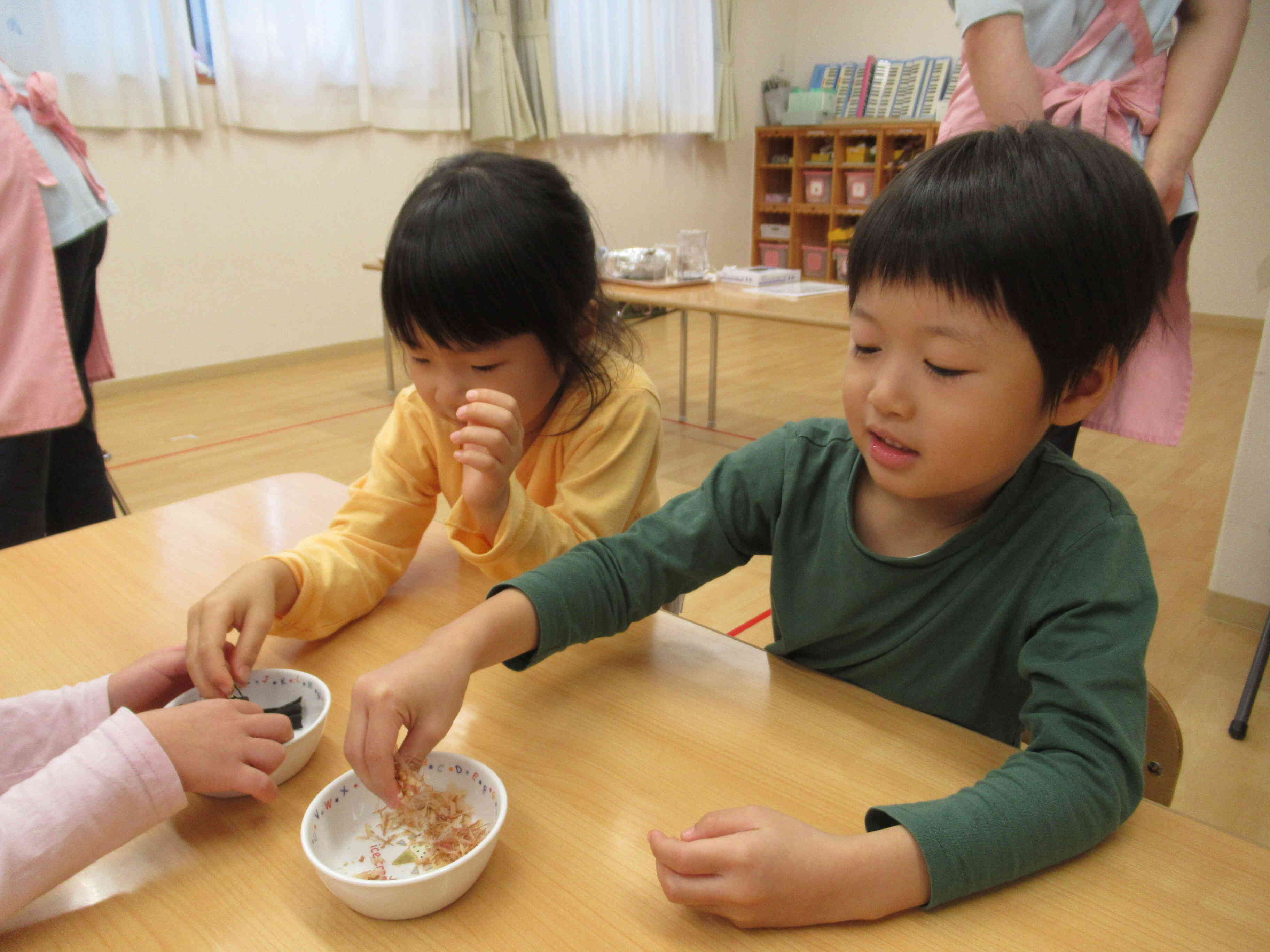 実際にこんぶ、かつおの食材を触ってみたり、匂いを嗅いだりとみんな楽しそうでした！！