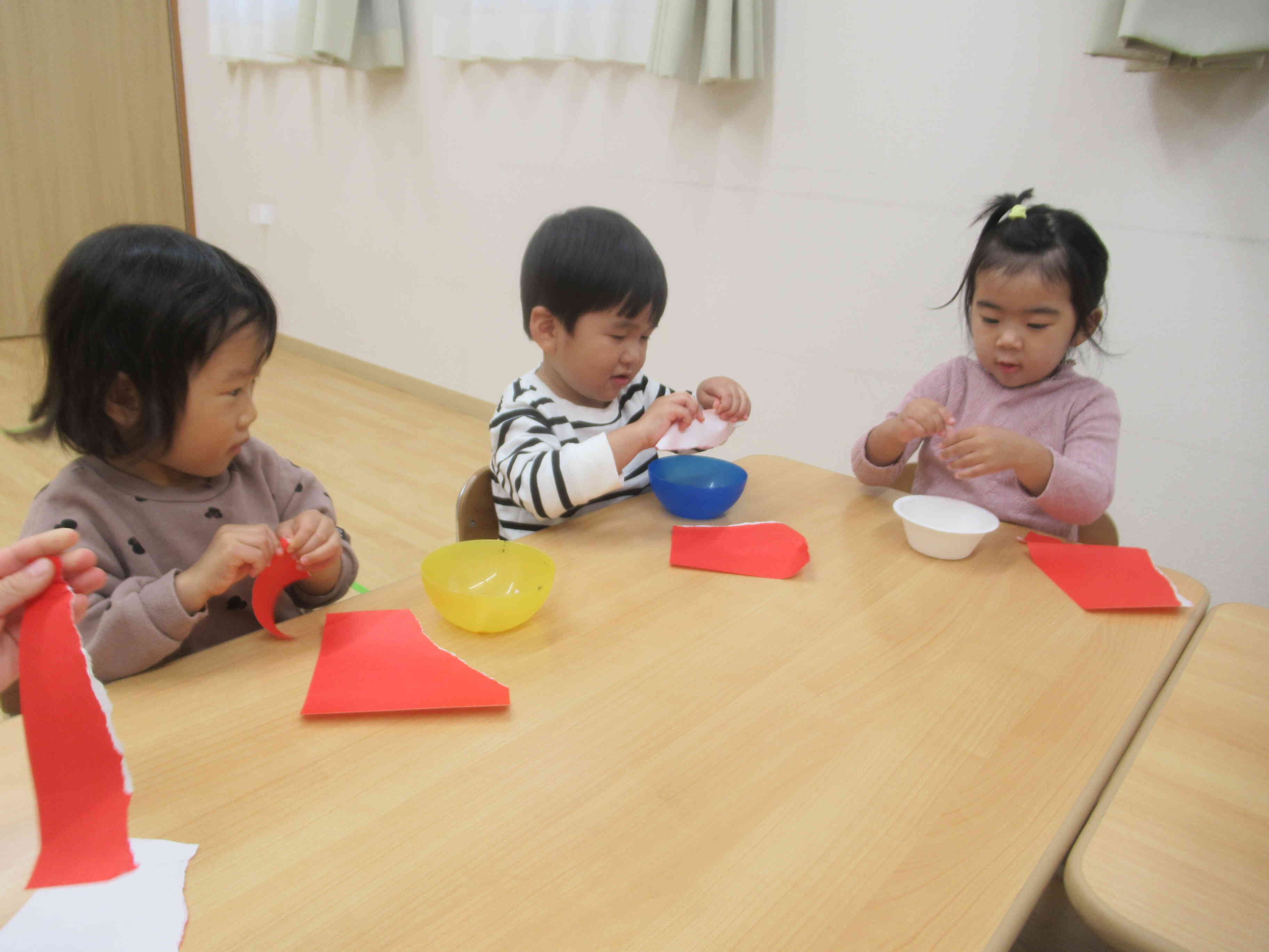 うさぎ組(2歳児)製作の様子♬