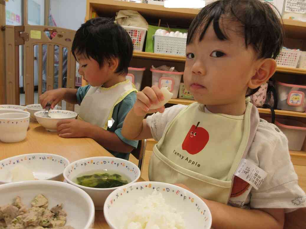 たくさん食べたらゆっくりお昼寝しようね